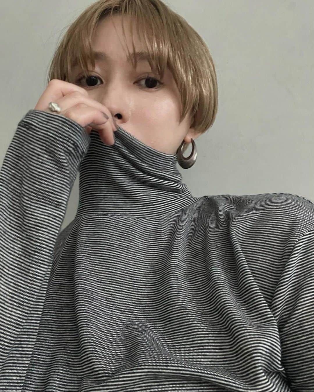 のインスタグラム：「カシミヤとシルクをオリジナルブレンドしたタートルネック。  とにかく着心地最高なんです。 是非とも触れてほしい。着てほしい1枚。 カシミア混ならではの保温性と肌触りの良さがポイントです。 タイトすぎない程よいシルエットで1枚ではもちろん、インナーとしても着回せる色違いで欲しくなる使い勝手の良いアイテム◎ 是非お楽しみに！  ◾︎ Ca/Si TURTLE CUT TOPS ￥10,000+tax(1月商品) COLOR：WHITE/MIX/BLACK SIZE：S,M(着用サイズS)  【24SS PRE ORDER】 ◼︎期間：12/6(水)12:00〜12/10(日)23:59 ◼︎開催：MANOF ONLINE STORE ◼︎FAIR： ・送料無料 ・会員ポイント5倍 ・2buy10％off #manof #マノフ #manof24sspreorder」