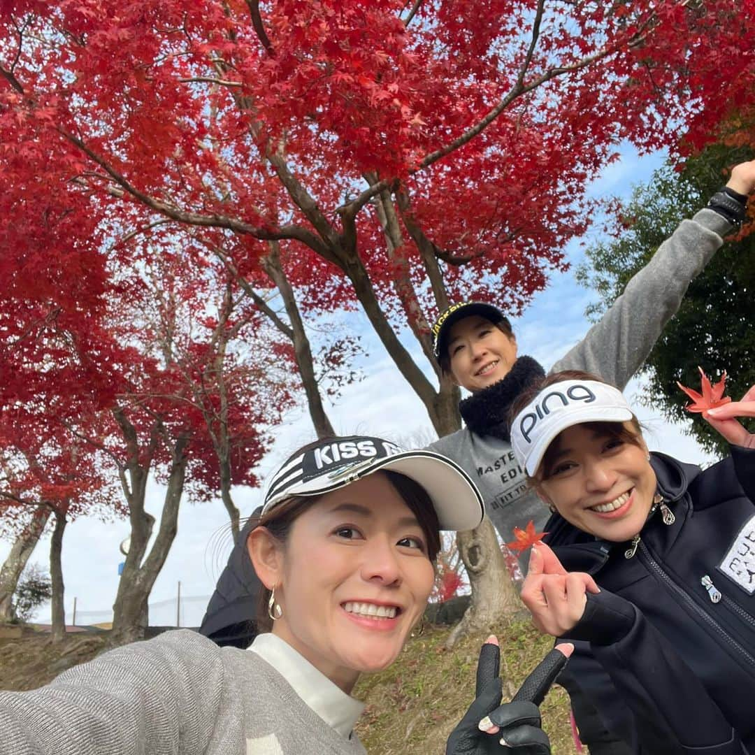 徳原恵梨さんのインスタグラム写真 - (徳原恵梨Instagram)「昨日はいつものメンバーでラウンドへ😊⛳️ 紅葉が綺麗ー！🍁 ⁡ ゴルフ場へ向かう時の外気温は2℃⛄️ スタート時には芝に霜が降りていて、冬の訪れを感じました❄️笑 ⁡ ゴルフトークと女子トークが止まらない☺️🩷笑 とりあえずユーティリティとフェアウェイウッドを買い換える決意ができました。😅 それ以外のクラブは全てメンズなのに、UTとFWだけがレディースだから同じように振ったら全て左に行く…😫それを嫌がって合わせちゃってミスが出る…💦 ⁡ 余計なことを意識せずスイングできるように！ 自分に合ったクラブセッティングを見つけたいと思います！🔥 　 こういう事を気づかせてくれる、意欲の高いゴルフ友達がいることに感謝🥺💓💓 ⁡ ⁡ #ゴルフ #golf #ゴルファー #めざせパーゴルフ #ゴルフ練習 #ゴルフ好き #ゴルフ好きな人と繋がりたい #ゴルフ女子 #ゴルフ男子 #女子ゴルフ #ゴルフ大好き #ゴルフ好き #スコアアップ #ゴルフレッスン #ゴルフウェア #レディースゴルフウェア #ラウンド #ゴルフ場  #ゴルフコーデ #golfwear #キスオンザグリーン #kissonthegreen #クラブセッティング #徳原恵梨」11月30日 18時35分 - elly_0216