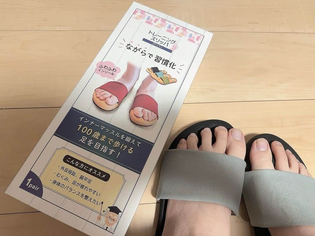 釘町みやびさんのインスタグラム写真 - (釘町みやびInstagram)「👡  今月も今日で終わりですね...！ 実は私、もう12月の目標決まってるんです💪🏻( ¨̮ 💪🏻)✨  ①最近お菓子食べ過ぎなので極力控える🤐 ②それに加えてこたつから動けなくなるから、 1時間経ったら一旦起き上がって！部屋を歩いたりする！  筋トレはサボっちゃうし、 外出もお散歩程度orバイク...🐕🛵 身体って動かさないとどんどん筋肉も衰えるよね...  と、そんな私にとっておきのサンダルが届きました🥹💗  “ながら時間”で足のトレーニングができるスリッパ 「グーパー」さんです👏🏻✨✨  「グーパー」はあえてトレーニングの時間を取らなくても、 “ながら時間”で自然とからだの土台作りができるように開発された足のトレーニング機能つきスリッパ！  これを履いて歩くと自然に指に力が加わって、 足指つかみ力、足のインナーマッスルも鍛えられて 足裏のアーチ(土踏まず)を引き上げて歩行時のバランスを整えてくれるらしい☺️   わざわざ何かせずに自然にトレーニングできちゃうなんて、 すごく画期的なサンダルだよね🦶🏻✨  足フェチモデルとして活動してて、 尚且つ運動に不向きな私に... めちゃくちゃピッタリな商品なんです🥹🔥  あと、まじで足は全てに精通しているので 大切にした方がいいんです。 あなどるなかれ！足は大事！！！✨  今ならクーポンあるので気になる仲間は是非〜🦶🏻💗💗   ──────────── 12/31(日)23:59まで使える 500円OFFクーポン クーポンコード：12TWD ────────────  ． ．  PR @belleandsofa  #やさしい靴工房 #ダイエットスリッパ #むくみケア  #むくみ対策 #宅トレダイエット #ながら運動 #ダイエット  #ながらダイエット #belleandsofa #diet #feet #training」11月30日 18時28分 - miyajyaga382