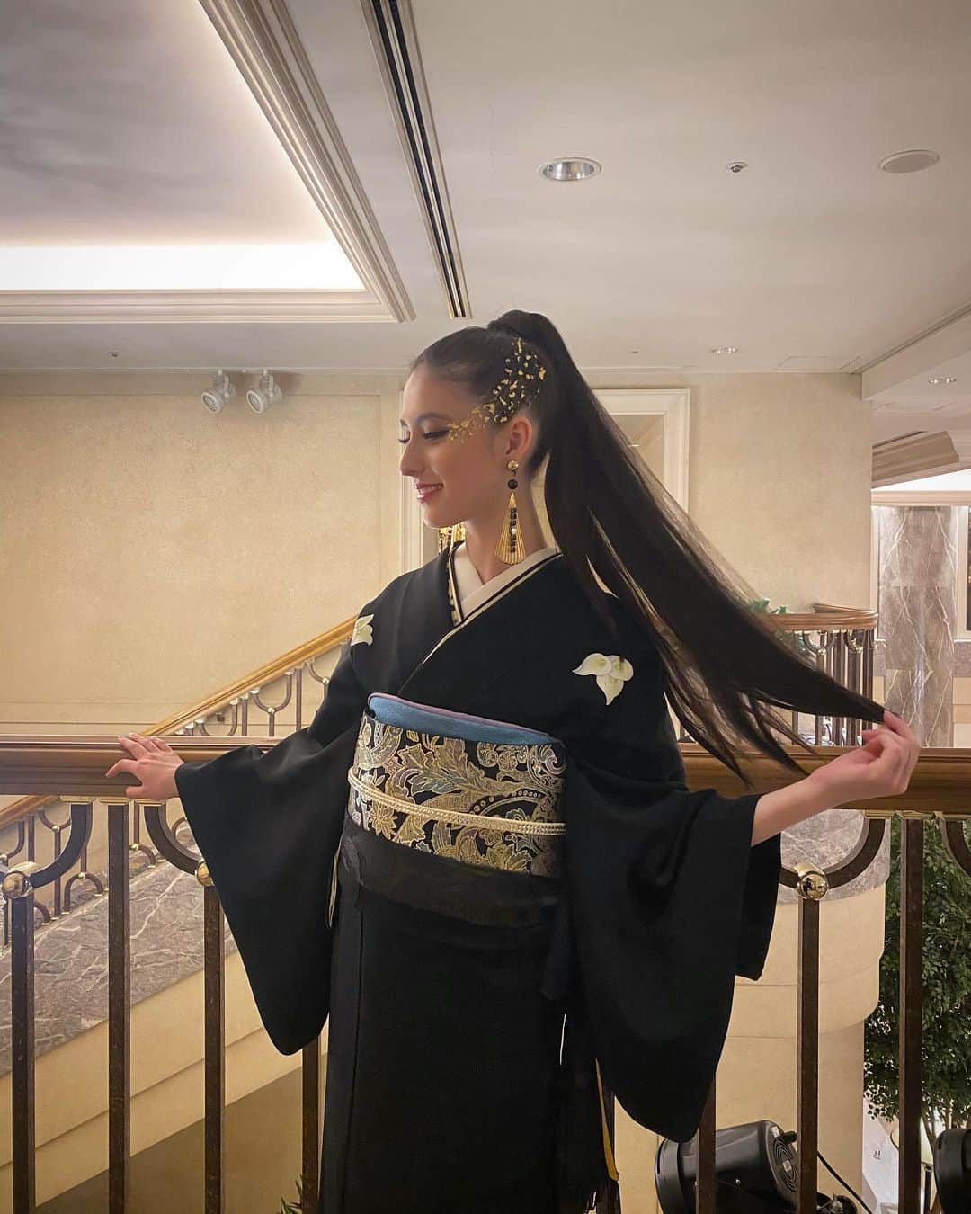 木内舞留のインスタグラム：「スーパーロングまる＾＾  先日、「Universal Kimono Award 2023」にて、振袖を着てランウェイを歩かさせて頂きました:)  この振袖、元は使われなくなった喪服に新たなデザインを加えたものなんですって メイクも髪型もかっこよくしていただきました🦢  ありがとうございました〜！ #一蔵 #振袖 #サステナブル #pr」