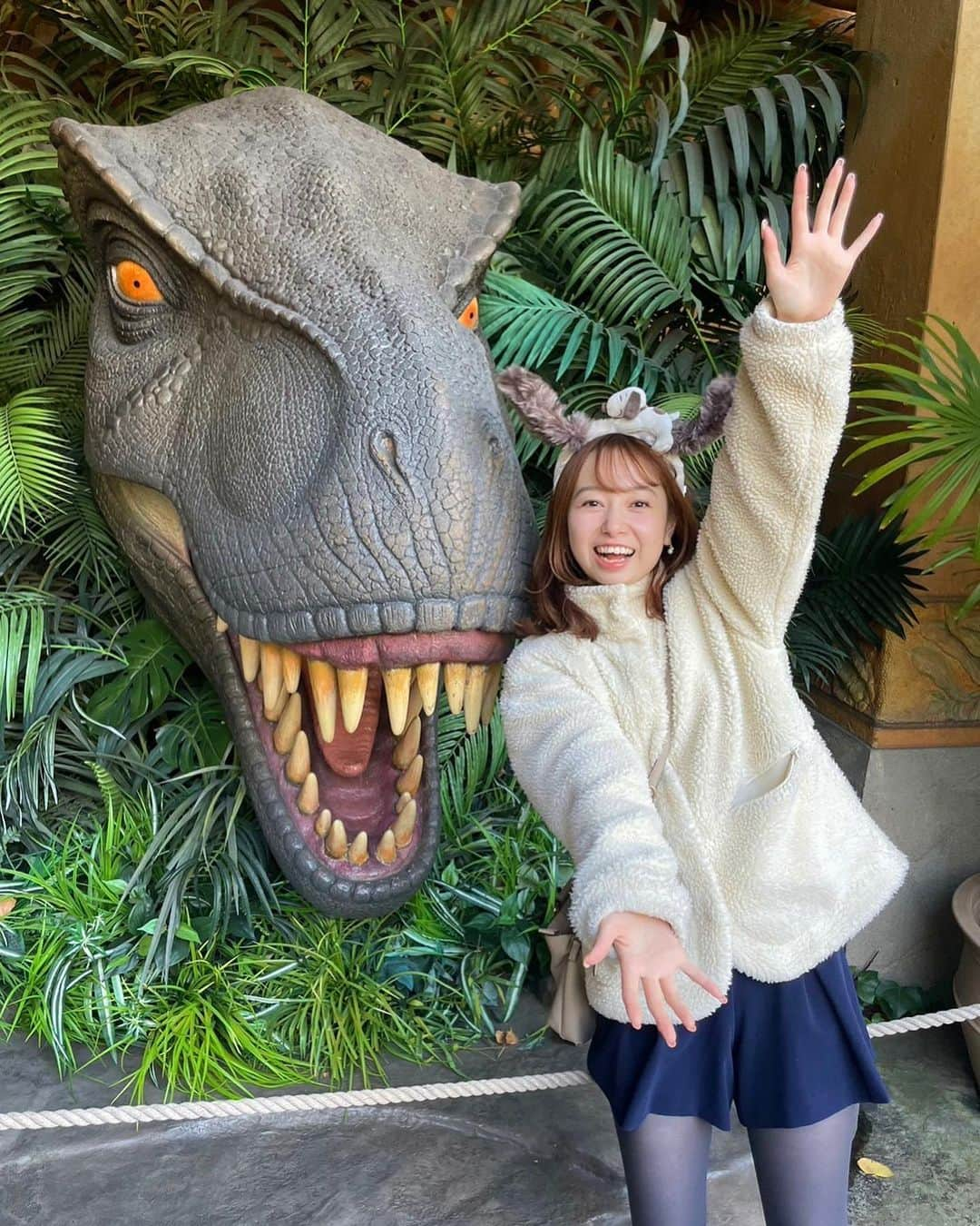 伊藤美羽のインスタグラム：「人生初USJ 🦖 めっちゃ楽しかった〜！  ニンテンドーエリアは入れず…🥹  前よりも絶叫アトラクションに乗れるようになってて、嬉しかったな✌️  #USJ #usj  #ユニバ #ユニバコーデ #usjコーデ #usjフード」