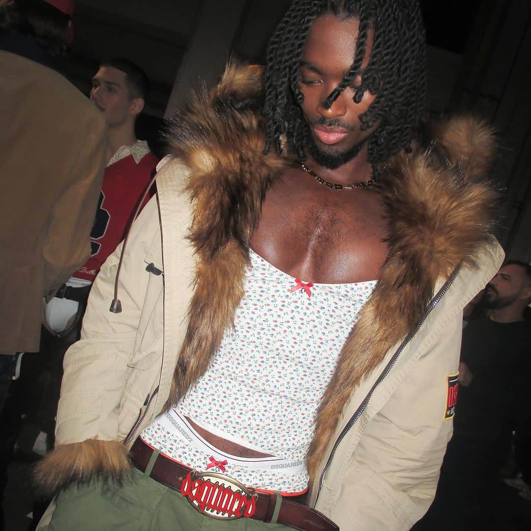 ディースクエアードのインスタグラム：「Layer up, it’s jacket szn 🍁   Explore the FW23 collection online at Dsquared2.com   #DSQUARED2 #D2TEMPTATION」