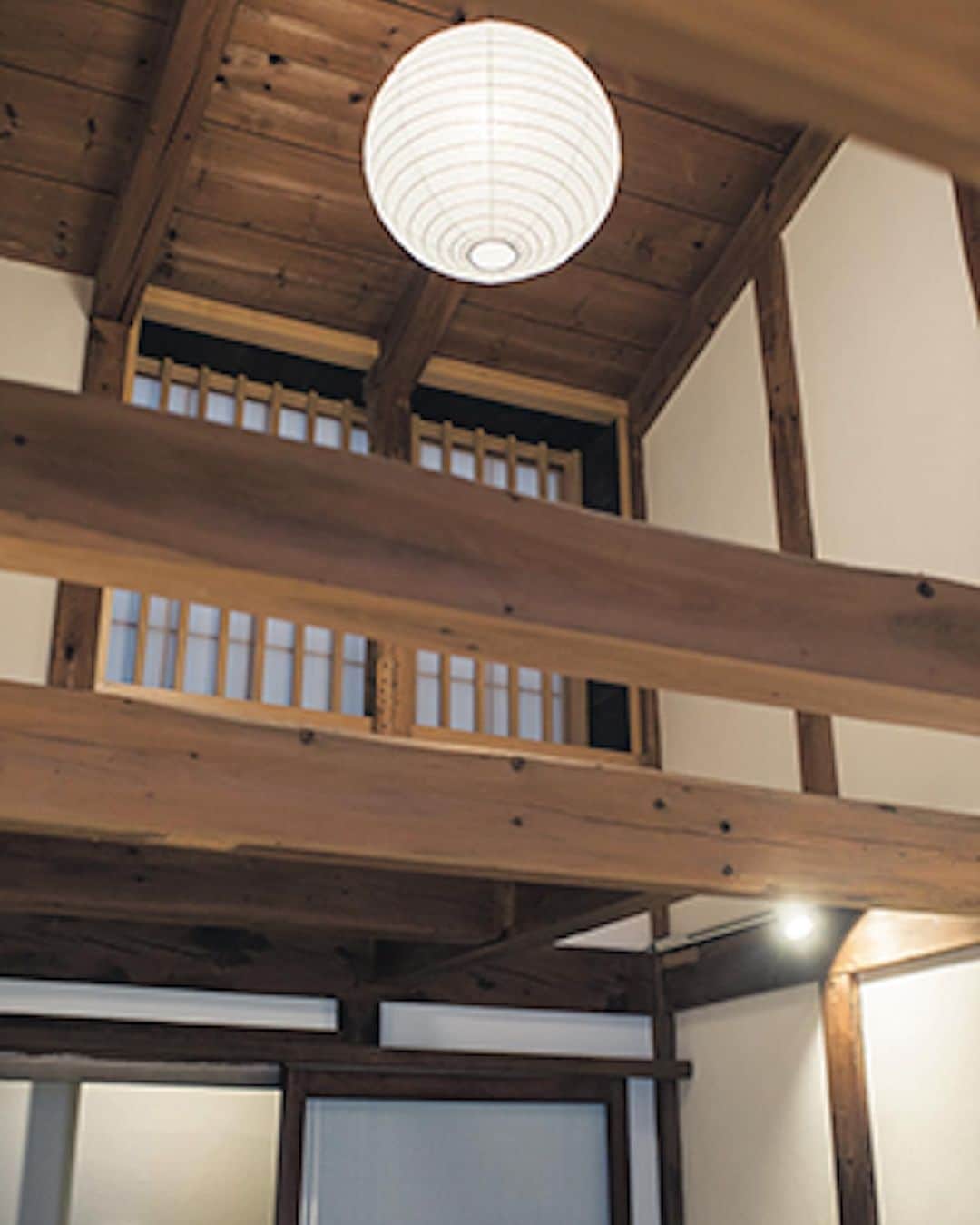 minaさんのインスタグラム写真 - (minaInstagram)「. 発売中のmina1月号『1泊2日のニッポン週末旅』企画から、おすすめのスポットを紹介します。   ------------------- “昔ながらの町家”で 暮らすように泊まる  IORI KAWANAKA  『IORI KAWANAKA』は築80年の町家をリノベーション。 飛騨の木材をふんだんに使いながら地元の匠が手がけたという内装は、懐かしくもモダンな佇まい。 重厚な蔵の扉をくぐっていくリビング、吹き抜けや露天風呂の開放感も魅力。 日本の森の“香り”を扱う地元ブランド「yuica（ ユイカ）」のアメニティなど、飛騨ならではの良品との出会いも楽しんで。    📍岐阜県飛騨市古川町壱之町1-14  📞0577-73-2285（オフィス） HP：iori-stay.com -------------------  #mina #minamagazine #ミーナ #fashion #週末女子 #週末男子 #メンズライクコーデ #シンプルコーデ #カジュアルコーデ #ベーシックコーデ #冬旅 #旅 #旅行 #週末旅 #旅行コーデ #飛騨古川 #岐阜県 #休日コーデ #おでかけコーデ #每日穿搭 #穿搭日常 #데일리룩 #심플룩 #캐주얼룩 キャプションを入力…」11月30日 18時30分 - mina.magazine