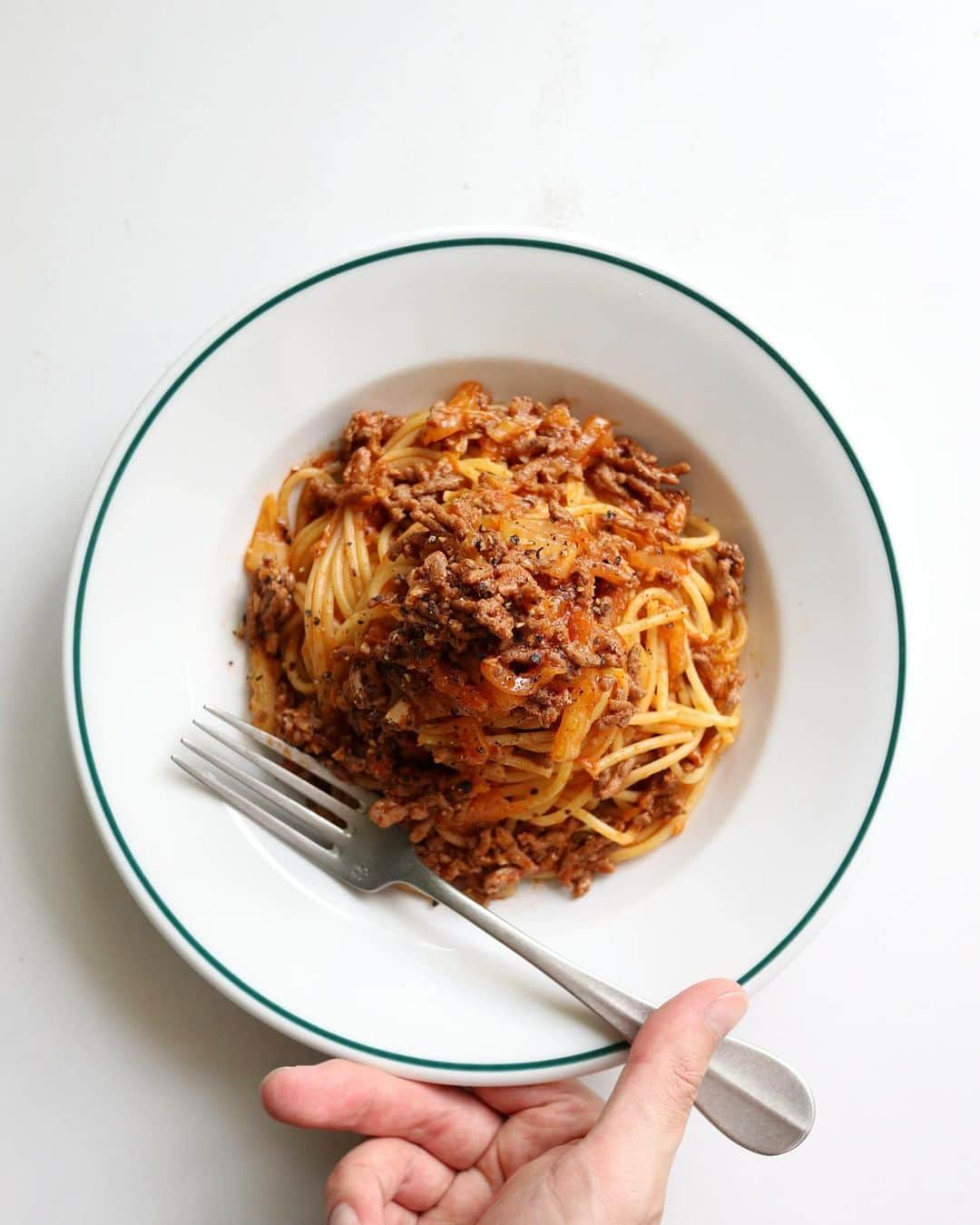 Ryogoのインスタグラム：「🍝 白菜とひき肉のトマトパスタ。 ⁡ この組み合わせ、昨日のリール(白菜ときのこのチーズクリーパスタ)に負けず劣らずのおすすめ白菜アレンジです。 ⁡ にんにくの香りを移したオイルで炒めた合挽き肉と白菜にトマトペーストと醤油と砂糖を少し。 ⁡ あとは茹で汁で整えてパスタと和えれば、あっという間に出来上がります😚 ⁡ ——————————— ⁡ ▹レシピ本 「おうちで本格！BINANPASTA流 映えうまパスタレシピ」(宝島社)が全国の書店、オンラインで好評発売中📙詳しくはハイライトの【🎁レシピ本】からどうぞ。 ⁡ ——————————— ⁡ ✱ 今日のパスタ 『白菜とひき肉のトマトパスタ』 ⁡ ⋈ 材料(1人前) パスタ　80g 合挽き肉　80g 白菜　60g にんにく（みじん切り）1かけ オリーブオイル　大さじ1 ☆トマトペースト　大さじ1 ☆醤油　小さじ2 ☆砂糖　小さじ1 ブラックペッパー　適量 塩　適量 ⁡ ⋈ 作り方 1. フライパンにオリーブオイルとにんにくを入れて弱火でじっくりと香りを移します。 2. にんにくの香りがしてきたらひき肉を加えます。 3. 沸騰したお湯の中に塩を入れてパスタを茹で始めます。 4. ひき肉の色が変わったら白菜を加えさらに炒めます。 5. 全体に火が入ったら☆を加え馴染ませて、茹で汁（お玉1杯程度）でソースを整えます。 6. 茹で上がったパスタをフライパンに入れて素早く混ぜ合わせます。 7. お皿に盛り付けたら、仕上げにブラックペッパーをトッピングして完成です。 ⁡ ⋈ 詳しくはHPでご紹介 https://binanpasta.com/chinesecabbagemincedmeattomatopasta/ *プロフィール(@binanpasta )からアクセスできます。←愛用アイテム一覧もあります。 ⁡ ✱「BINANPASTAのレシピを参考に作ったよ」という方は、ぜひ @binanpasta をタグ付けして写真を投稿してください。XやThreadsも大歓迎👏👏 ⁡ -——————————— ⁡ ▹YouTube 2チャンネルあります。チャンネル登録してね🍳 ・まかない食堂 ・BINANPASTA ⁡ ▹レシピサイト(BINANPASTA) 約700種類のパスタレシピを無料で公開しています🍝 *プロフィール(@binanpasta )からも飛べます。 ⁡ #BINANPASTA #パスタレシピ #私のおうちパスタ  ⁡ -——————————— ⁡ #パスタ #レシピ #フーディーテーブル #おうちごはん #白菜 #トマトパスタ」