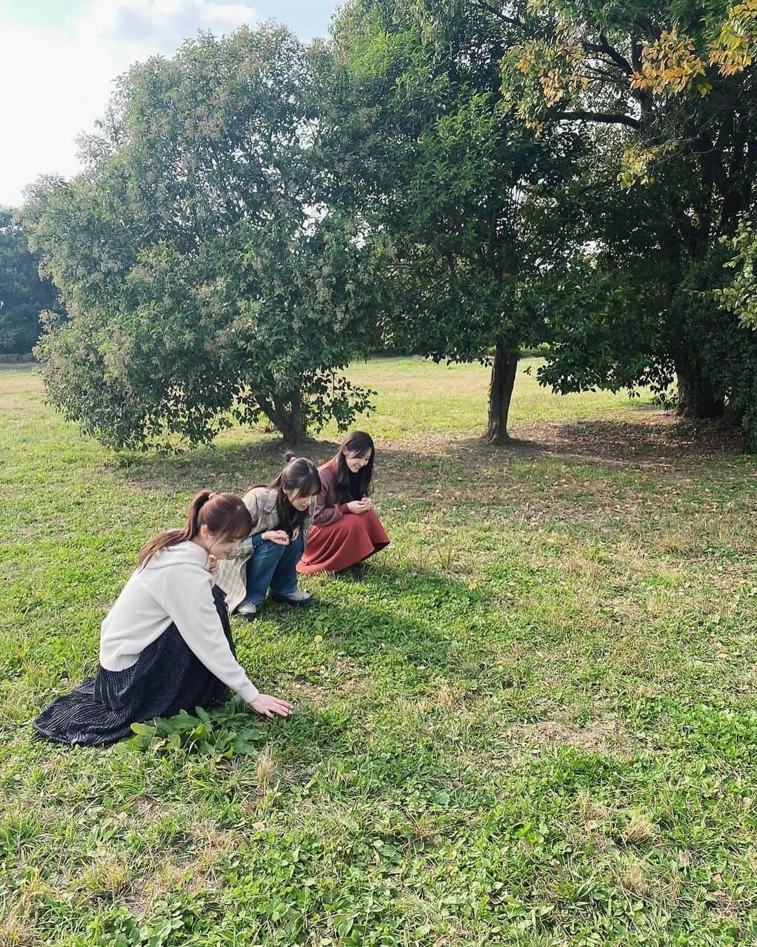 潮紗理菜さんのインスタグラム写真 - (潮紗理菜Instagram)「『BUBKA1月号』の表紙を3人でつとめさせていただきました☺︎ オフショット📷✨ 自分の知らない自分にも出会わせてくれる同期のふたり。☺️   3人で原っぱを走り回って四つ葉のクローバーを探して、そしてたくさんお話しました！  お手にとっていただけたら嬉しいです☺︎  #bubka  #1月号 #加藤史帆 #佐々木久美 #潮紗理菜  #sarina8gram」11月30日 18時30分 - ushiosarina8_8