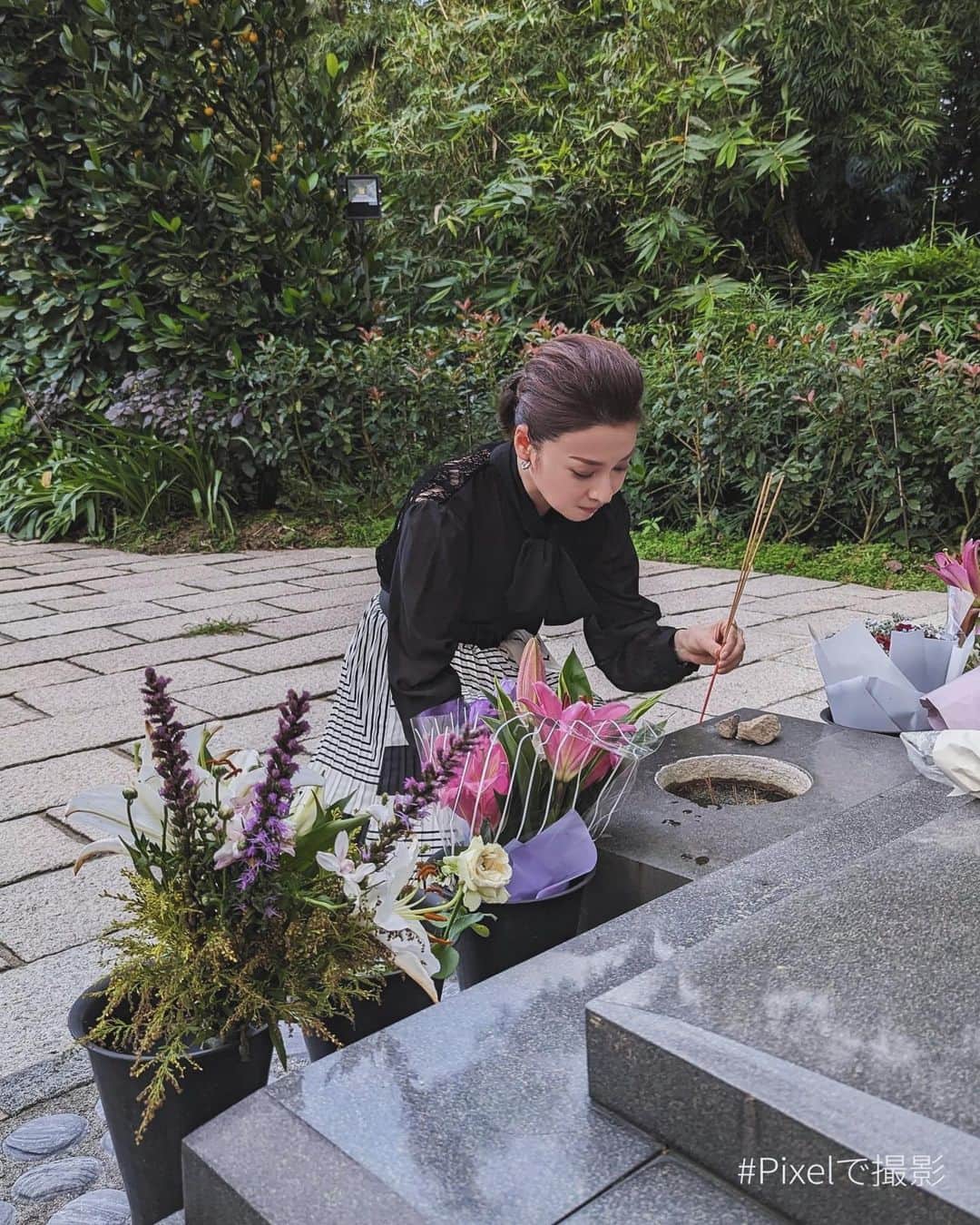 日本テレビ「ANOTHER SKY」のインスタグラム：「✈︎ テレサ・テンが眠る「テレサ・テン記念公園」に訪れた檀れいさん。今回の旅で、初めてテレサに花を手向けることができました。  #ANOTHERSKY #アナザースカイ #pixelで撮影 #台湾 #檀れい #今田耕司 #八木莉可子」