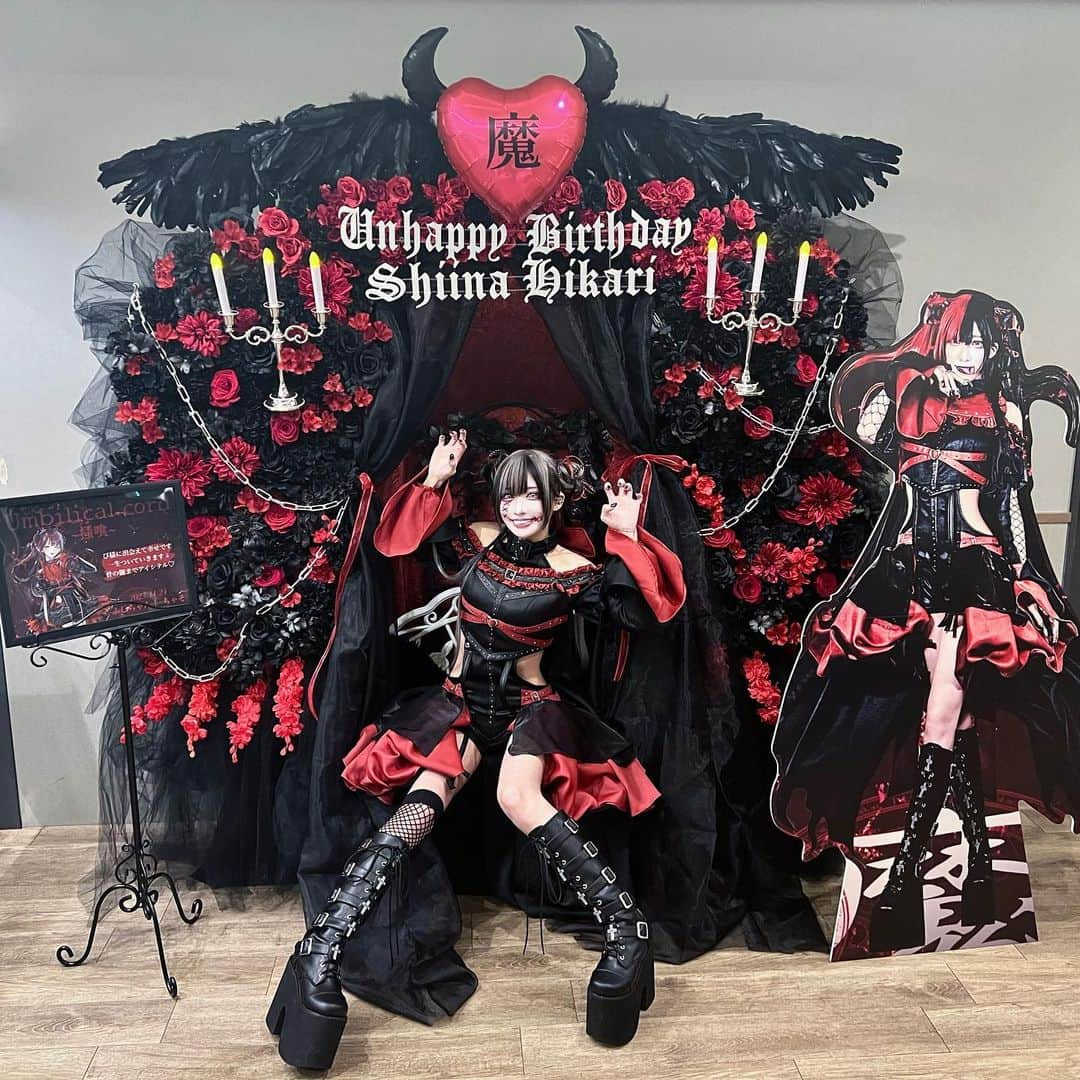 椎名ひかり（ひかりん）のインスタグラム：「降誕祭Umbilical cord ~掻喰~ 魔界バンド仕様😈  今年も満員御礼アリガタキでした！  集合少し見切れごめん魔界:(´◦ω◦｀):  ぴ様の生きがいである魔界で沢山の魔界人に囲まれてなんの価値もない誕生日を価値のあるものと化してくれて共に朽ち果てたい所存。ずっとぴ様の中に…  僕の思想で出来てる世界に招かれてくれて、 感じて同じように溶けて壊れて狂ってくれる満身創痍 捨て身のあいらぶゆーしてくれる貴様等が大好きです  ライブ写真徐々にアップして逝くね  2024は調教しなおして逝きます！！  コロニャン明け、コロニャン中もあったし、 新たな魔界人も沢山居てくれてる  ずっと着いてきてくれるキミも、これから魔界に来るキミも、最近魔界に来たキミも、全員で 皆で1番いい魔界にしてしまおうね2024  これからをみよう共に  そして、映像化もお楽しみに。。。。。。  ピカニバリズム沢山きーてな♆(⃔*`꒳´*魔)⃕↝  ギター🎸がっしー ベース　めい ドラム🥁ひゅうが キーボード🎹あみ  魔界ダンサー👯こりん&まどか  #椎名ひかり降誕祭2023 #あんびりかるこーど掻喰　#umbilicalcord掻喰　#魔界」