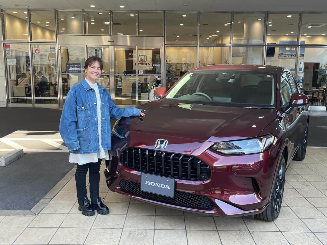 宮里藍のインスタグラム：「ついに…！先日新しい車を納車してきました😭❤️ @hondajp #ZRV です！ この色に心底惚れていて、毎日うっとりしながら車に乗り込んでいます☺️ インテリアも凄く洗練されていて、ハイブリッドなので走りもとてもスムーズで、長距離もなんのその！ これからもずっと、運転が楽しみになりそうです🚗  ちなみに、この子の前はホンダアコードに乗っていたのですが、本当に運転しやすくて、まっっっったく故障もせず！大好きな車でしたー😭✨最後となると、思い出も沢山で本当に手放すのが寂しくなりましたが😢  これからは新しいZR-Vと、色んなところに沢山出向いて、新しい思い出を作っていこうと思います✨  #ZRV #AccordHybrid #HondaCars東京中央 #HONDA  #PR」