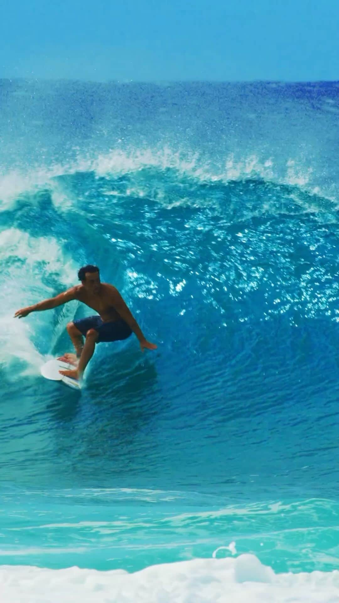 RVCA Japanのインスタグラム：「@barronmamiya home court advantage   🎥 @parkerndavis   @rvca #balanceofopposites #rvcasurf」