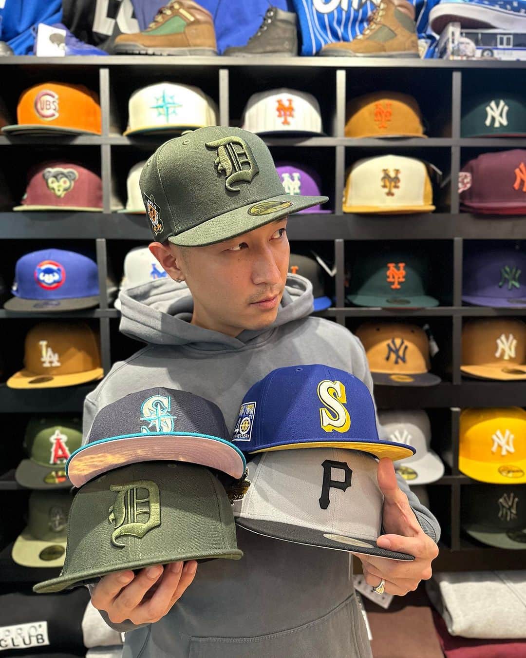 GROW AROUNDのインスタグラム：「#growaroundnewarrivals   NEWERA 59FIFTY FITTED CAP  今週も別注シリーズが4型登場🔥  今回は今年9月にEP "Speed Tape"をリリースしたKEIJUさんにモデルをしていただきました‼️  いつもありがとうございます🤝 @keiju__official   PITTSBURGH PIRATES 🏴‍☠️ 1971 WORLD SERIOUS GREY/BLACK/GREY UV  DETROIT TIGERS🐅 1909 WORLD SERIOUS OLIVE/OLIVE UV  SEATTLE MARINERS🦌 2001 ALLSTAR GAME NAVY/TARQUOISE BLUE/PINK UV  SEATTLE MARINERS🦌 40th ANNIVERSARY DARKROYAL/YELLOW UV  の4型になります🇺🇸  明日12/1 渋谷店・オンライン 12:00~ 横浜ビブレ店11:30〜 お台場ダイバーシティ店 11:00~ お台場アクアシティ店11:00~ 町田東急ツインズ店 10:00~より発売開始。  お見逃しなく！」
