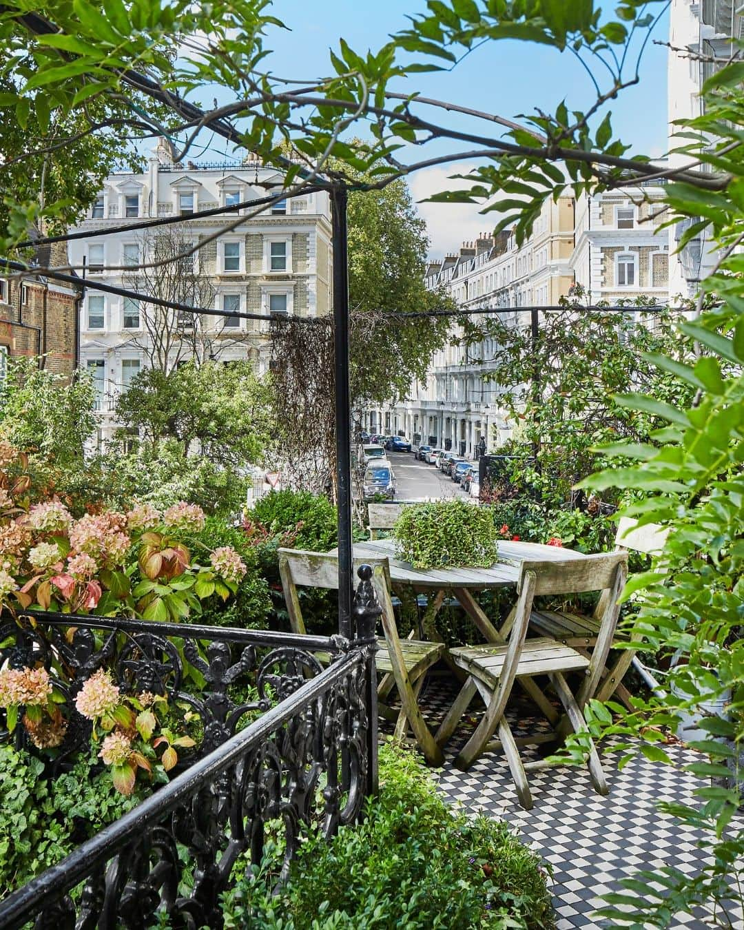 The Modern Houseさんのインスタグラム写真 - (The Modern HouseInstagram)「#forsale Grand Proportions: an apartment in South Kensington, exquisitely designed by Stone + Partners.   Follow the link in bio for the sales listing.   Courtfield Gardens, London SW5」11月30日 17時00分 - themodernhouse