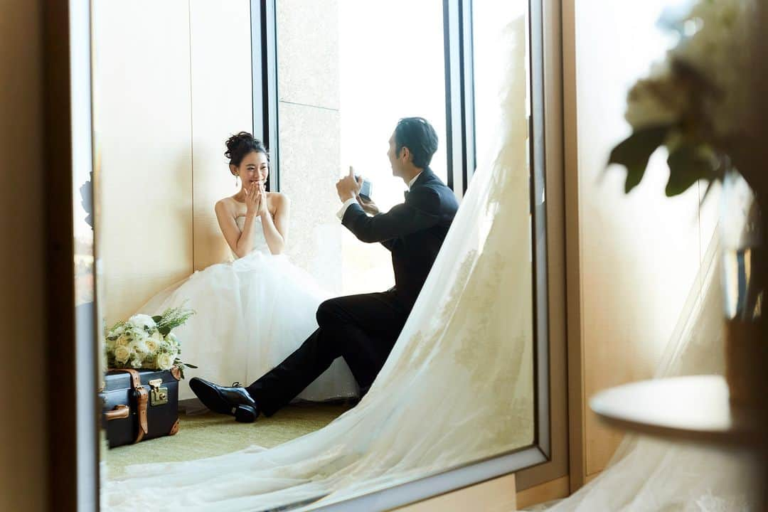 東京會舘本舘ウエディングさんのインスタグラム写真 - (東京會舘本舘ウエディングInstagram)「@tokyokaikan_wedding .——————————. * おふたりのためだけに用意された 寛ぎあるお支度室。  お支度から挙式までの時間は 新郎新婦おふたりだけの 特別なお時間をお過ごしください。 * ——————————. #東京會舘 #tokyo #関東花嫁 #weddingdress #東京花嫁 #wedding #dress #ウェディングドレス #プレ花嫁 #卒花 #結婚式場 #日本中のプレ花嫁さんと繋がりたい #結婚式準備 #ウェディングレポ #ブライダルフェア #チャペル #結婚式 #パーティ #披露宴 #weddingparty #結婚式場探し #大正ロマン #ウェディング #式場探し #式場見学 #ブライスルーム #お支度室 #花嫁準備 #花嫁コーデ #大人花嫁」11月30日 17時00分 - tokyokaikan_wedding