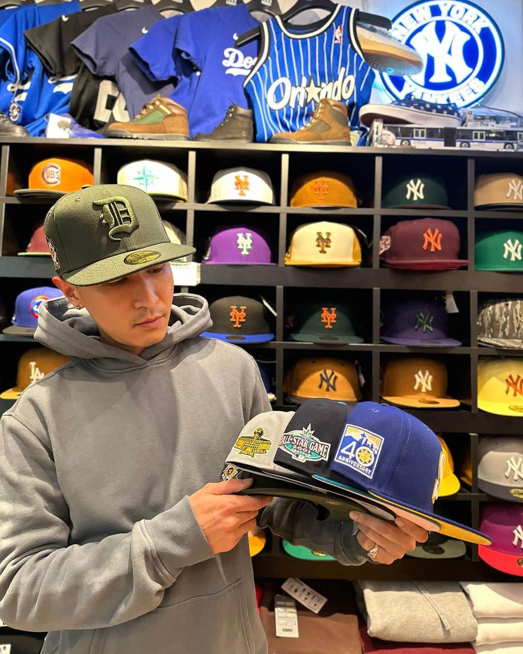 GROW AROUNDさんのインスタグラム写真 - (GROW AROUNDInstagram)「#growaroundnewarrivals   NEWERA 59FIFTY FITTED CAP  今週も別注シリーズが4型登場🔥  今回は今年9月にEP "Speed Tape"をリリースしたKEIJUさんにモデルをしていただきました‼️  いつもありがとうございます🤝 @keiju__official   PITTSBURGH PIRATES 🏴‍☠️ 1971 WORLD SERIOUS GREY/BLACK/GREY UV  DETROIT TIGERS🐅 1909 WORLD SERIOUS OLIVE/OLIVE UV  SEATTLE MARINERS🦌 2001 ALLSTAR GAME NAVY/TARQUOISE BLUE/PINK UV  SEATTLE MARINERS🦌 40th ANNIVERSARY DARKROYAL/YELLOW UV  の4型になります🇺🇸  明日12/1 渋谷店・オンライン 12:00~ 横浜ビブレ店11:30〜 お台場ダイバーシティ店 11:00~ お台場アクアシティ店11:00~ 町田東急ツインズ店 10:00~より発売開始。  お見逃しなく！」11月30日 17時00分 - growaround