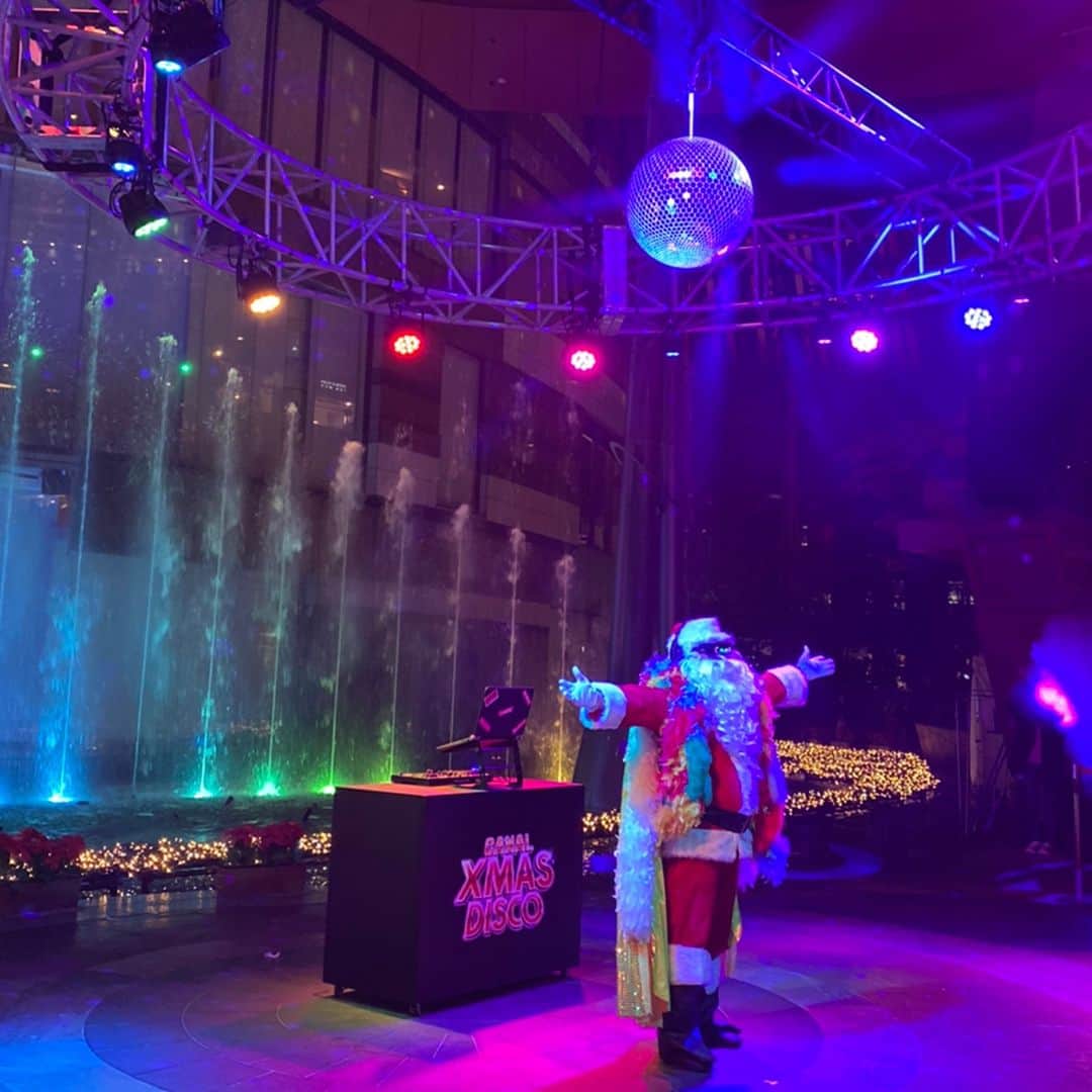 キャナルシティ博多のインスタグラム：「. ／ DJサンタと🎅 ノリノリで踊っちゃおう✨ ＼  12/25(月)まで期間限定のサンタショー「CANAL XMAS DISCO」開催中！  定番のクリスマスソングをEDM仕様にアレンジ🎵  約2,500インチの大画面に映る映像とあわせてお楽しみください💛  12月は土日限定でスパークラーの演出も❣  #canalxmasdisco #クリスマス #xmas #Christmas #イルミネーション #illumination #キャナルシティ博多 #キャナルシティ #canalcityhakata #canalcity #博多 #福岡 #hakata #fukuoka」