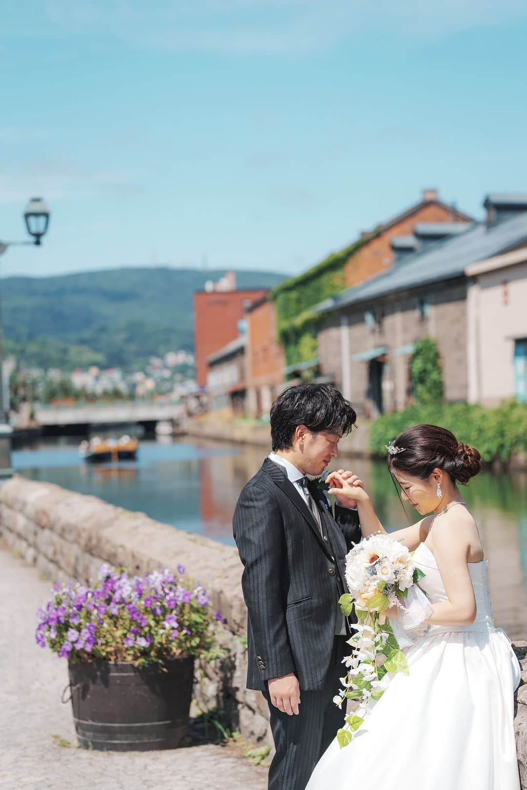 【公式】小さな結婚式のインスタグラム：「. @petit.wedding をフォローしてね♩ #小さな結婚式 をつけてのお写真投稿も大歓迎です♡ こちらの公式IGでリグラムさせていただきます＊ . 地元小樽の魅力が存分に味わえる 小樽運河でのロケーションフォト♪  小樽ならではの異国情緒溢れる景観がたまりません。 小さな結婚式であれば おふたりの思い出の地でのフォト撮影も叶います。 . >>#小さな結婚式小樽店 . ——————— #petitwedding #ラヴィファクトリー #前撮り #結婚式 #プレ花嫁 #卒花 #家族婚 #少人数結婚式 #ウェディング #wedding #bridal #weddingdress #花嫁 #挙式 #結婚式準備 #式場探し #日本中のプレ花嫁さまと繋がりたい #結婚式の思い出に浸る会 #結婚準備 #北海道花嫁 #ウェディングフォト #花嫁コーディネート #小樽運河 #ロケーションフォト #結婚式前撮り #フォト婚 #プロポーズショット #北海道フォト」