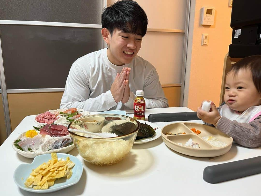 谷川翔のインスタグラム：「最近は昼夜の寒暖差が激しく、体調管理が難しい季節になってきました・・。 乳酸菌が2倍になったR-1と共に、しっかり食べて負けないカラダを作ります!! #PR #R1TheGOLD #手巻き寿司パーティー #健康習慣 #健康的な生活」