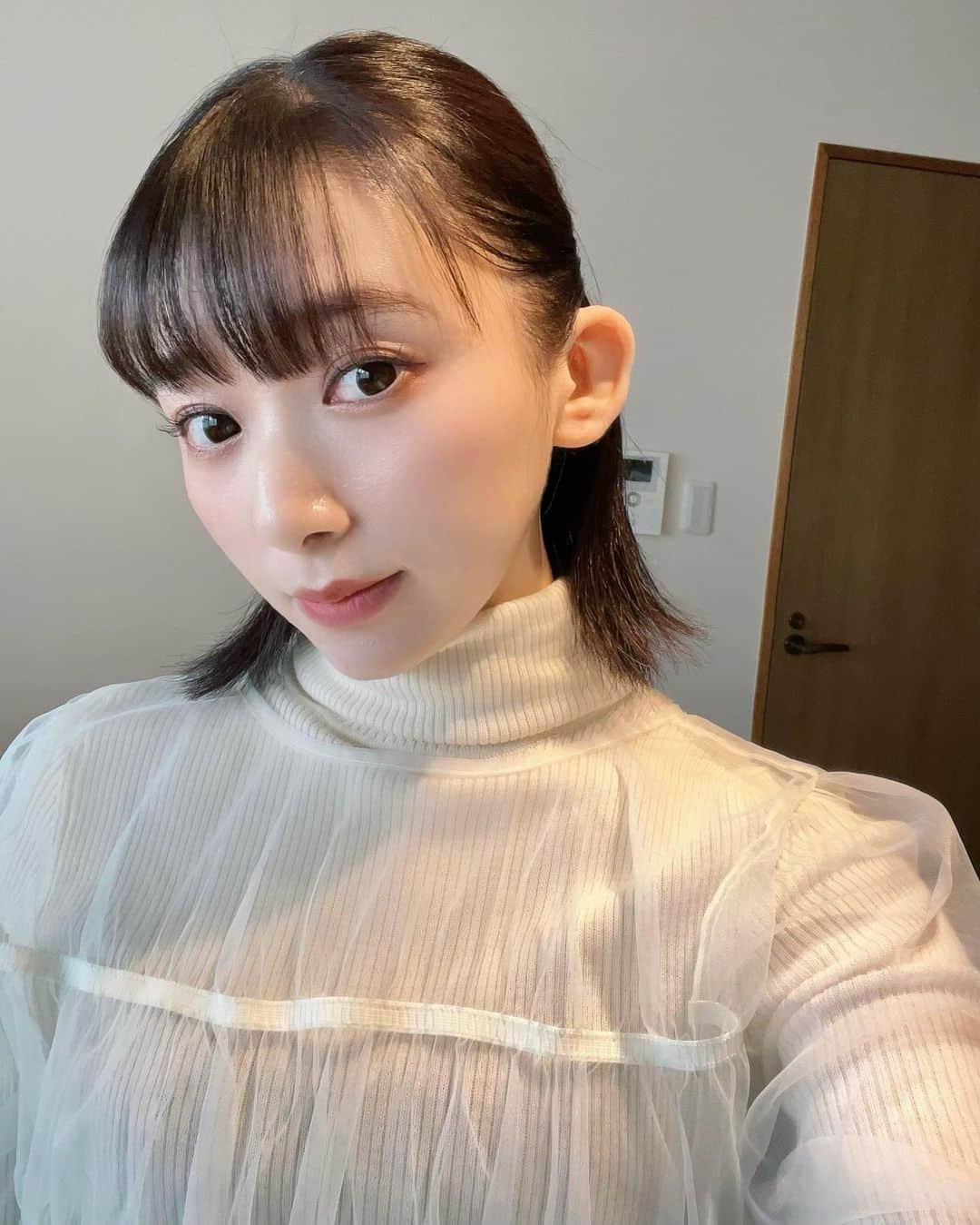 佐藤詩織のインスタグラム：「髪が伸びてアレンジできるようになった🤍☺️はっぴー♡ 個展に向けて、もりもりつくったり試作中…！ これは絵画と陶芸の間をつくりたくて、絵の具で立体花をつくっています！  おたのしみに💐  #ヘアアレンジ #髪型アレンジ #ヘアスタイル #ショートボブ #ボブ #絵画 #アート #ペインティング #アクリル画 #花 #flowers #art #painting #drawing #artmuseum」