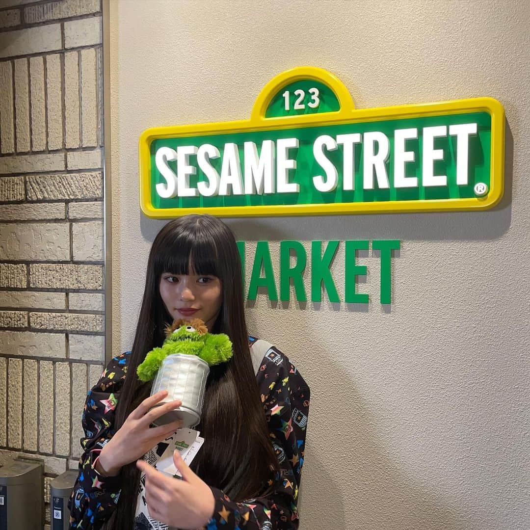 原田都愛のインスタグラム：「セサミストリートマーケット  池袋サンシャインシティ店💚 オープン前に行かせてもらいました！ 沢山オスカーいて嬉しかったです！ 今日からオープンなので是非！ 行ってみてください！   @sesamestreetmarket  #セサミストリート  #sesamistreet  #sesamestreetmarket  #セサミストリートマーケット」