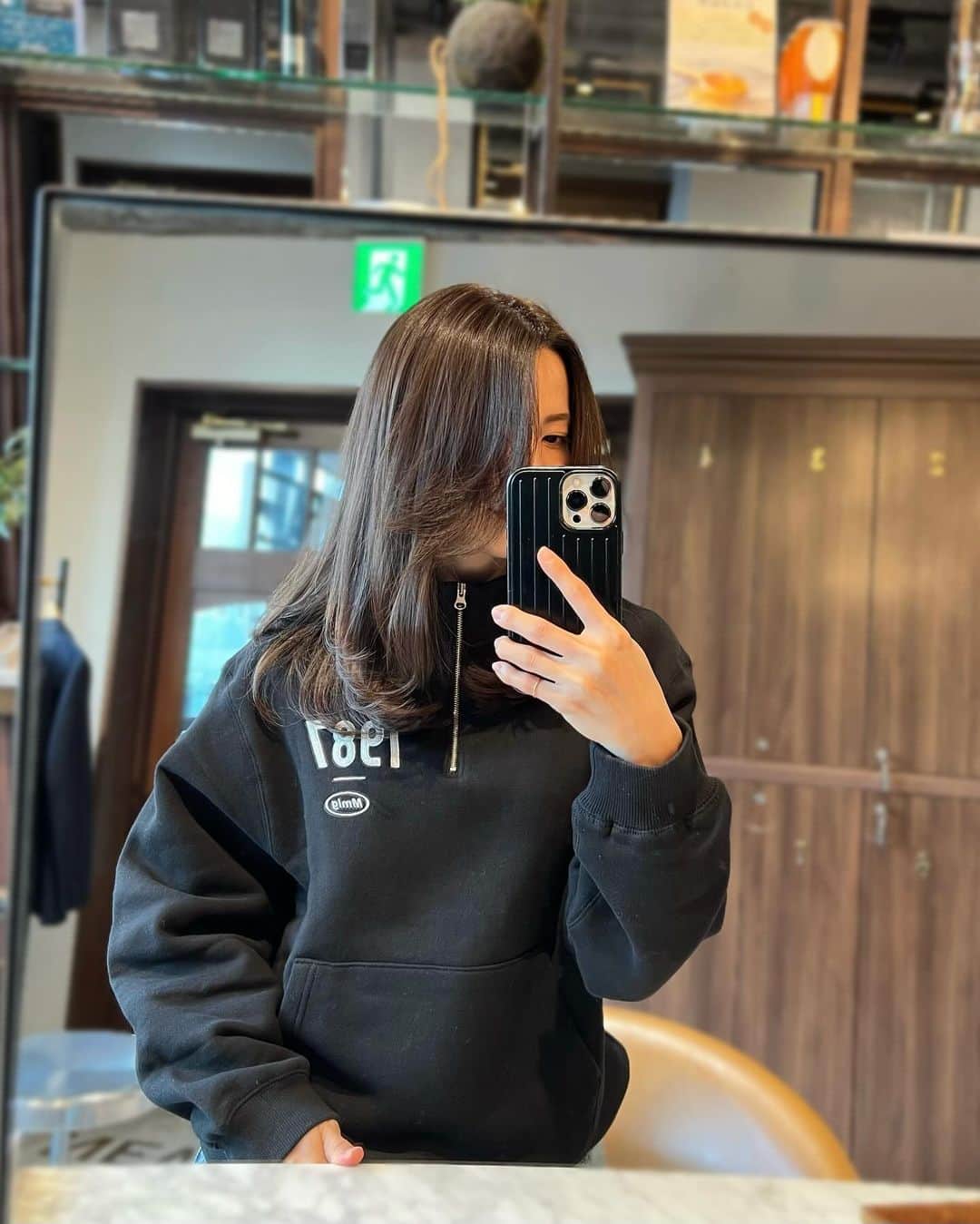 戸田れいさんのインスタグラム写真 - (戸田れいInstagram)「カット、カラー、トリートメントのフルコースでキレイにしてもらいました💇‍♀️💈(@leveragenewyork )  艶大復活🖤✨ 尾上さん(@onoue_mens_leverage )いつもありがとうございます😊」11月30日 17時03分 - rei_toda