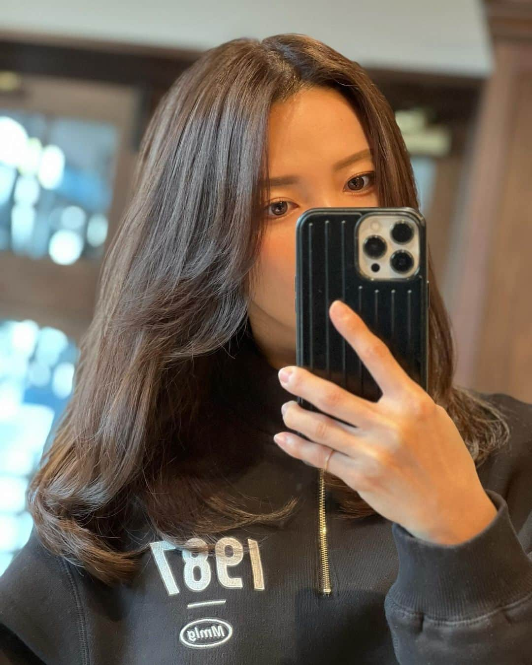 戸田れいのインスタグラム：「カット、カラー、トリートメントのフルコースでキレイにしてもらいました💇‍♀️💈(@leveragenewyork )  艶大復活🖤✨ 尾上さん(@onoue_mens_leverage )いつもありがとうございます😊」