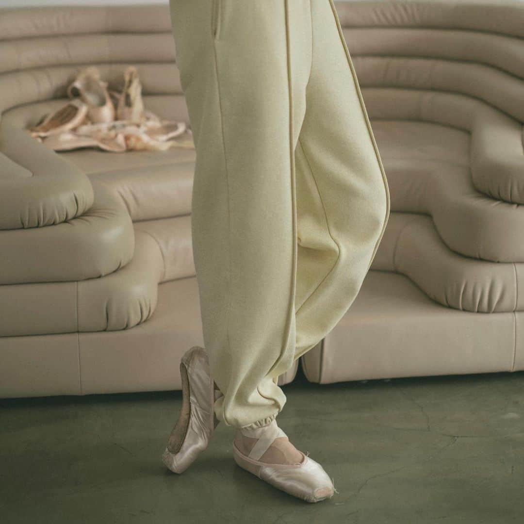 Vannie Officialのインスタグラム：「23 WINTER COLLECTION.  ︎︎ tull layered drost tops ivory / black ¥4,510(tax in)  ︎︎ rame sweat pants ivory / lightgray ¥4,950(tax in)  ︎︎ #vannie_u #ヴァニーユー #balletfashion」