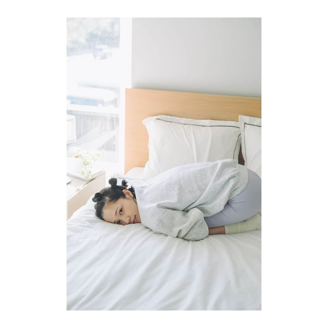 秋谷百音さんのインスタグラム写真 - (秋谷百音Instagram)「11月ラスト🐄🤍💚  誕生月でもあり、映画も公開もあり、 たくさんの方の力と温かさを感じました。 今月もありがとうございました💚  一気に寒くなりました。 お身体お気をつけてお過ごしくださいね🌷  📸 @kenta.koishi  💄 @maki_hairmake_  👕 @ange_20191001  可愛い牛トレーナーに牛さんヘアです🐮💚 陽射しが差し込むスタジオで、 楽しすぎる撮影でした🌟  #11月 #november #ありがとう #thankyou  #作品撮り #portrait #photo #photography #ポートレート  #リラックス #relax #chill #chillvibes #goodvibes #トレーナー #木漏れ日 #🐄 #🐮 #💚🤍」11月30日 18時15分 - lespros_mone