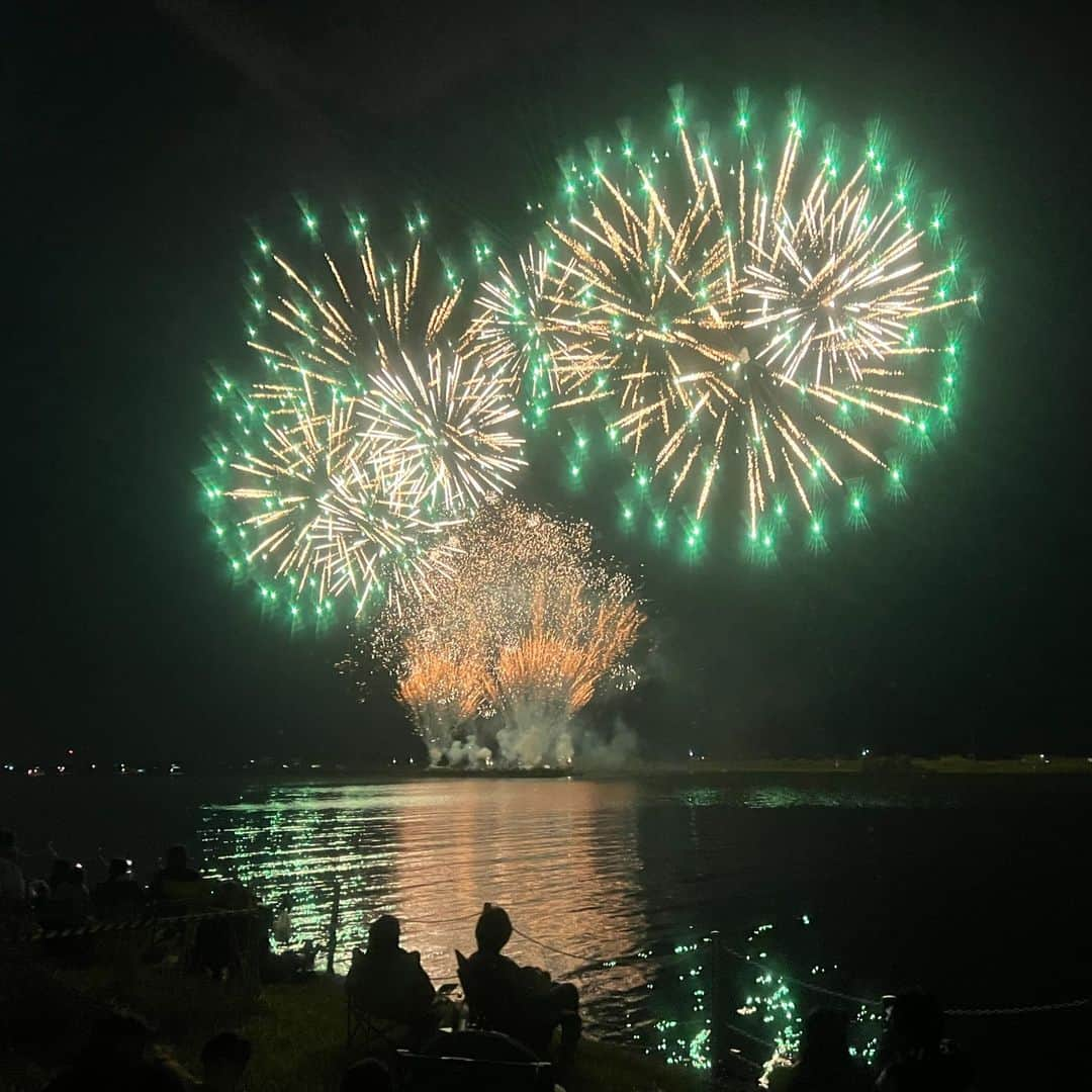 The Japan Timesさんのインスタグラム写真 - (The Japan TimesInstagram)「Watching firework displays has long been a quintessential summer experience in Japan, with relatively cooler evenings offering a moment’s respite from the unrelenting daytime heat.  But fireworks festivals are becoming more common in October in order to avoid Japan’s increasingly uncomfortable summers. Not only that, it’s now common to fight off surprisingly active mosquitoes in November. And in more and more fall foliage viewing spots across the country, people must wait until late-November or even December to see brilliant hues of red emerge on maple leaves.  Global warming is making summers start earlier and last longer, squeezing the spring and fall periods, disrupting the nation’s autumn and seasonal experiences, and with it the rhythm of people’s lives.  The impact of autumn's fade is huge. Hordes of businesses rely on seasonal demand, be it beer companies with autumn specials or operators of viewing tours to see colorful leaves. And for haiku poets, the disappearance of a season is an existential threat.  Read the full story with the link in our bio.  📸 Tomoko Otake and Tom Hanaway  #japan #tokyo #weather #fall #autumn #japantimes #日本 #東京 #秋 #季節 #自然 #紅葉 #イチョウ #ニュース #ジャパンタイムズ #🍁」11月30日 17時17分 - thejapantimes