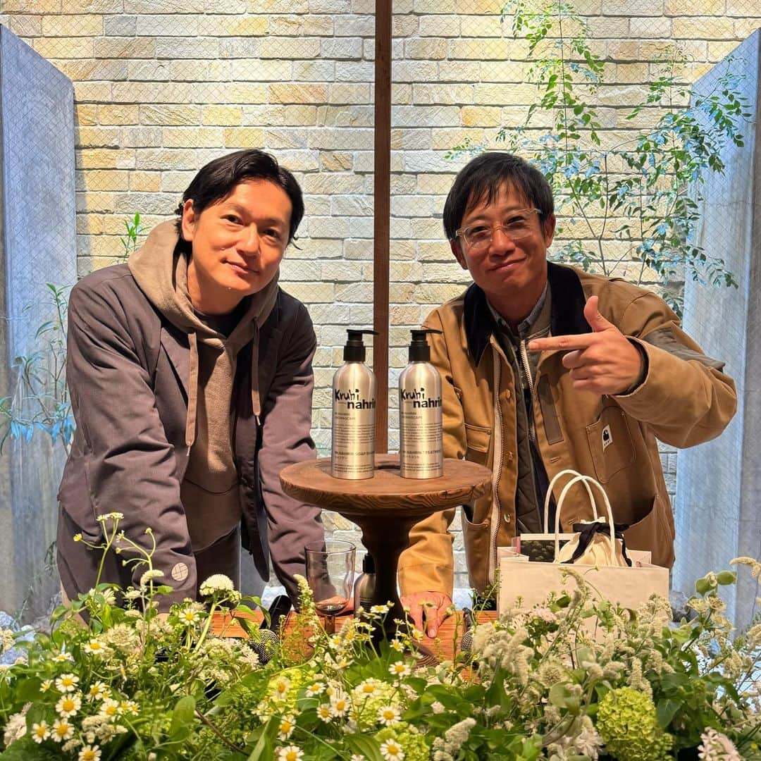 SHUHEI.Kさんのインスタグラム写真 - (SHUHEI.KInstagram)「井浦新くんご夫妻が手掛けているサステナブルコスメブランド Kruhiと、スイス生まれのナチュラルコスメブランド nahrinがコラボして、石けんシャンプー＆トリートメントをリリース！  『Kruhi climbing nahrin』 Kruhiだけでも浴室が大自然の中にいる様な優雅で清々しい香りに包まれるのに、そこにnahrinの香りが融合されたらどんな事になるんだろう？？  あらたくんが長年愛用しているnahrinハーブオイル33+7への熱い想いを、正面突破でこのプロジェクトに漕ぎ着けてスイス本社に訪問。 その過程の話を聞いて益々楽しみに！  Kuruhiは私も大好きなホテル、パレスホテル東京とのコラボレーション商品を作ったりと（ホテルのレストランから出る廃油をアップサイクルしてリキッドソープを開発）、役者の多忙なスケジュールと並行し、子供たちの未来の為に地球環境に負担を掛けず、尚且つ自分自身が綺麗になるそのコンセプトを体現するプロダクト開発をしていて本当に尊敬です。。  ちなみにKuruhiのALWAYS NEW BALMもかなりオススメ。 朝、髪の毛をチャチャっとセットしてそのままの手で肘やすね、かかとなどに。 朝から心地良い香りに包まれて1日がスタート出来ます！」11月30日 17時16分 - kamishu14