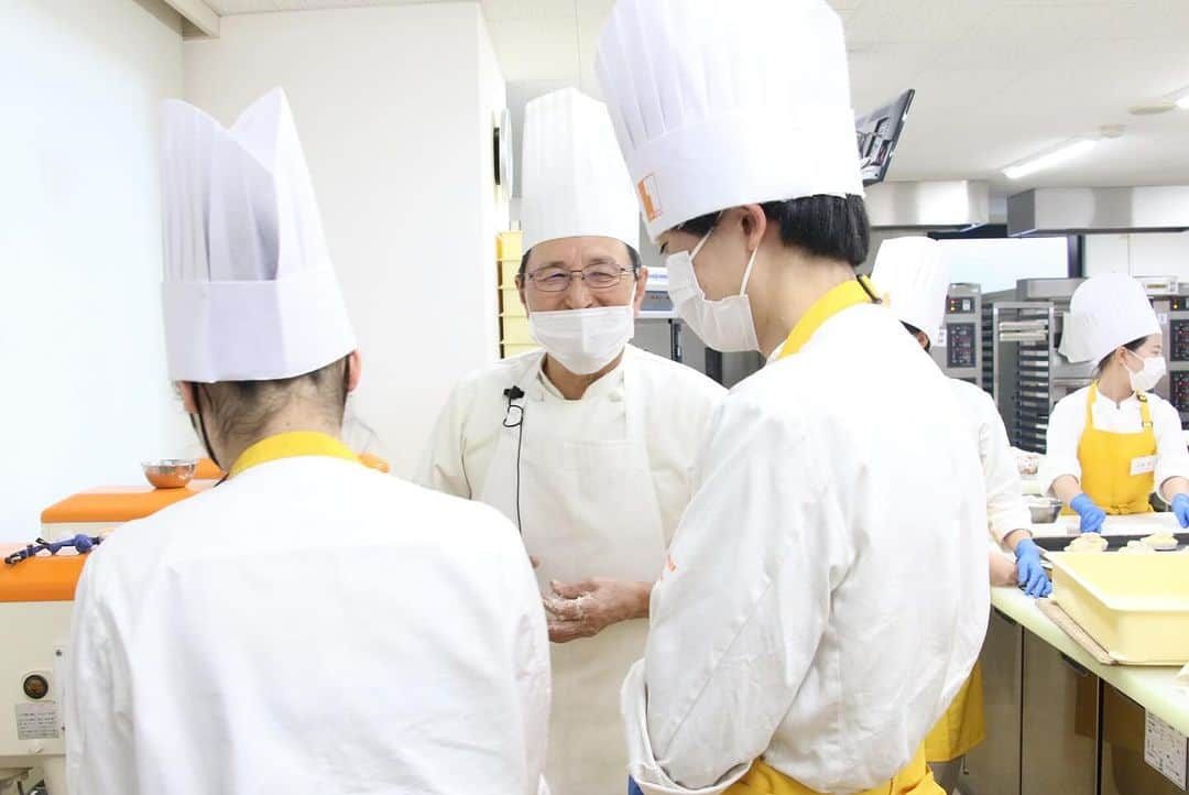 神戸製菓専門学校（公式）さんのインスタグラム写真 - (神戸製菓専門学校（公式）Instagram)「🍞イスズベーカリーの井筒会長による特別授業でした！🍞  神戸製菓の製パン本科(昼1年制)は、 1年間製パンに特化した授業を受けられる 関西唯一の学科です！✨🥖  今回は神戸で人気の #イスズベーカリー の 井筒会長にお越しいただきました😄  #シュトーレン #ベーコンエッグ #スパイシー玉子カレー #和風マヨネーズ #ウィンナーソーセージ  クリスマスでお馴染みのシュトーレン ＋4種類の調理パンを教わりました✨  具材たっぷりで、とっても食欲をそそられます❤ シュトーレンは発酵バターや卵黄を使用した リッチな配合で、授業で教わった基本の シュトーレンとは全然違った仕上がりに♪  同じ種類のパンでも、いろんな作り方があります。 将来自分でパンを考える時にも、 レシピの幅が広がりそうです😄  明日はイスズ流の食パンやフランスパンを学びます。 楽しみですね♪😊  #神戸製菓　#神戸製菓専門学校　#製パン本科　#パン　#パン職人　#ブーランジェ　#パン屋　#ベーカリー　#イスズベーカリー　#パン作り　#製パン　#神戸　#三ノ宮　#神戸パン　#三ノ宮パン　#pattistagram2023」11月30日 17時09分 - kobeseika_info