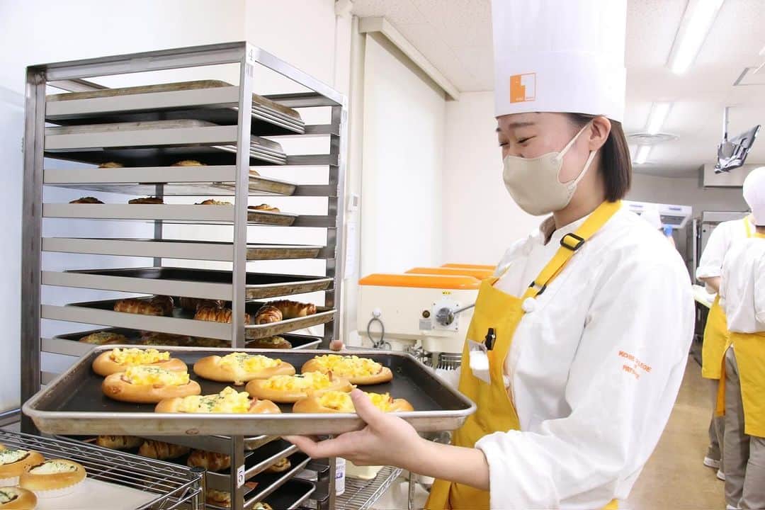 神戸製菓専門学校（公式）さんのインスタグラム写真 - (神戸製菓専門学校（公式）Instagram)「🍞イスズベーカリーの井筒会長による特別授業でした！🍞  神戸製菓の製パン本科(昼1年制)は、 1年間製パンに特化した授業を受けられる 関西唯一の学科です！✨🥖  今回は神戸で人気の #イスズベーカリー の 井筒会長にお越しいただきました😄  #シュトーレン #ベーコンエッグ #スパイシー玉子カレー #和風マヨネーズ #ウィンナーソーセージ  クリスマスでお馴染みのシュトーレン ＋4種類の調理パンを教わりました✨  具材たっぷりで、とっても食欲をそそられます❤ シュトーレンは発酵バターや卵黄を使用した リッチな配合で、授業で教わった基本の シュトーレンとは全然違った仕上がりに♪  同じ種類のパンでも、いろんな作り方があります。 将来自分でパンを考える時にも、 レシピの幅が広がりそうです😄  明日はイスズ流の食パンやフランスパンを学びます。 楽しみですね♪😊  #神戸製菓　#神戸製菓専門学校　#製パン本科　#パン　#パン職人　#ブーランジェ　#パン屋　#ベーカリー　#イスズベーカリー　#パン作り　#製パン　#神戸　#三ノ宮　#神戸パン　#三ノ宮パン　#pattistagram2023」11月30日 17時09分 - kobeseika_info
