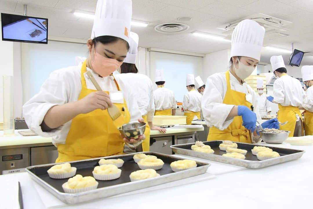 神戸製菓専門学校（公式）さんのインスタグラム写真 - (神戸製菓専門学校（公式）Instagram)「🍞イスズベーカリーの井筒会長による特別授業でした！🍞  神戸製菓の製パン本科(昼1年制)は、 1年間製パンに特化した授業を受けられる 関西唯一の学科です！✨🥖  今回は神戸で人気の #イスズベーカリー の 井筒会長にお越しいただきました😄  #シュトーレン #ベーコンエッグ #スパイシー玉子カレー #和風マヨネーズ #ウィンナーソーセージ  クリスマスでお馴染みのシュトーレン ＋4種類の調理パンを教わりました✨  具材たっぷりで、とっても食欲をそそられます❤ シュトーレンは発酵バターや卵黄を使用した リッチな配合で、授業で教わった基本の シュトーレンとは全然違った仕上がりに♪  同じ種類のパンでも、いろんな作り方があります。 将来自分でパンを考える時にも、 レシピの幅が広がりそうです😄  明日はイスズ流の食パンやフランスパンを学びます。 楽しみですね♪😊  #神戸製菓　#神戸製菓専門学校　#製パン本科　#パン　#パン職人　#ブーランジェ　#パン屋　#ベーカリー　#イスズベーカリー　#パン作り　#製パン　#神戸　#三ノ宮　#神戸パン　#三ノ宮パン　#pattistagram2023」11月30日 17時09分 - kobeseika_info