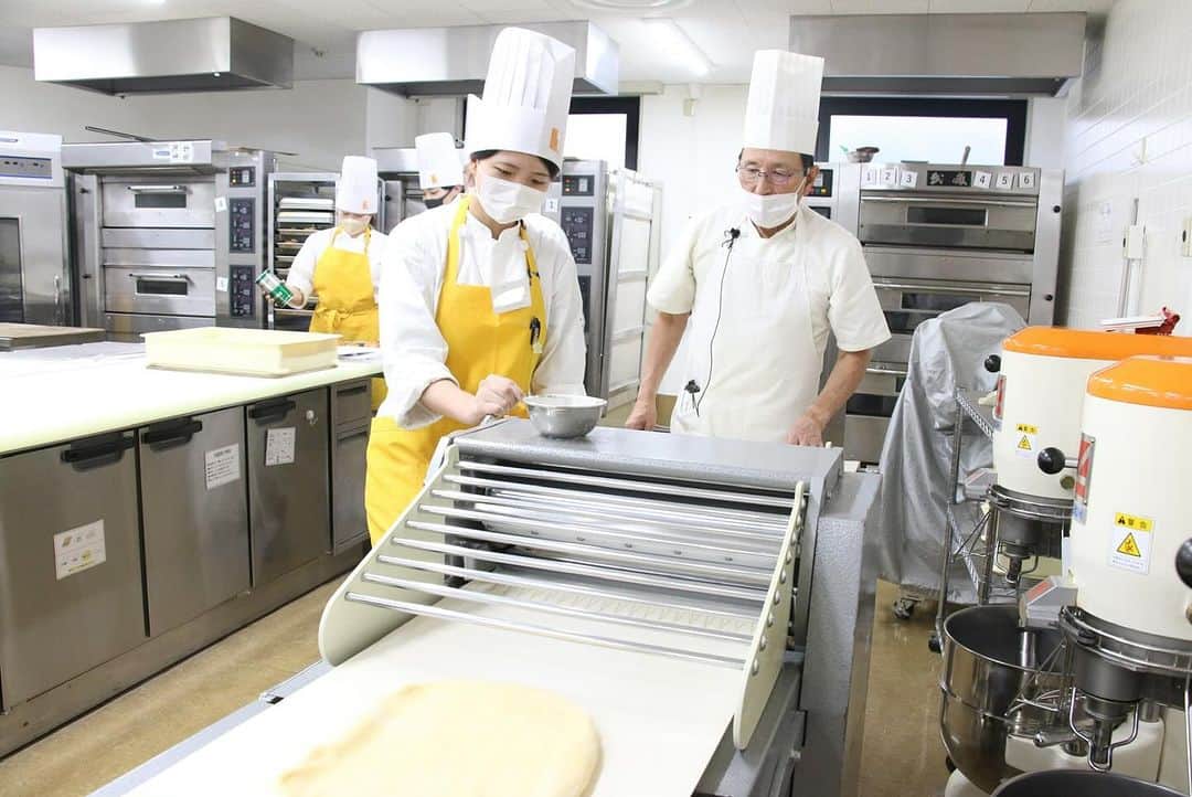 神戸製菓専門学校（公式）さんのインスタグラム写真 - (神戸製菓専門学校（公式）Instagram)「🍞イスズベーカリーの井筒会長による特別授業でした！🍞  神戸製菓の製パン本科(昼1年制)は、 1年間製パンに特化した授業を受けられる 関西唯一の学科です！✨🥖  今回は神戸で人気の #イスズベーカリー の 井筒会長にお越しいただきました😄  #シュトーレン #ベーコンエッグ #スパイシー玉子カレー #和風マヨネーズ #ウィンナーソーセージ  クリスマスでお馴染みのシュトーレン ＋4種類の調理パンを教わりました✨  具材たっぷりで、とっても食欲をそそられます❤ シュトーレンは発酵バターや卵黄を使用した リッチな配合で、授業で教わった基本の シュトーレンとは全然違った仕上がりに♪  同じ種類のパンでも、いろんな作り方があります。 将来自分でパンを考える時にも、 レシピの幅が広がりそうです😄  明日はイスズ流の食パンやフランスパンを学びます。 楽しみですね♪😊  #神戸製菓　#神戸製菓専門学校　#製パン本科　#パン　#パン職人　#ブーランジェ　#パン屋　#ベーカリー　#イスズベーカリー　#パン作り　#製パン　#神戸　#三ノ宮　#神戸パン　#三ノ宮パン　#pattistagram2023」11月30日 17時09分 - kobeseika_info
