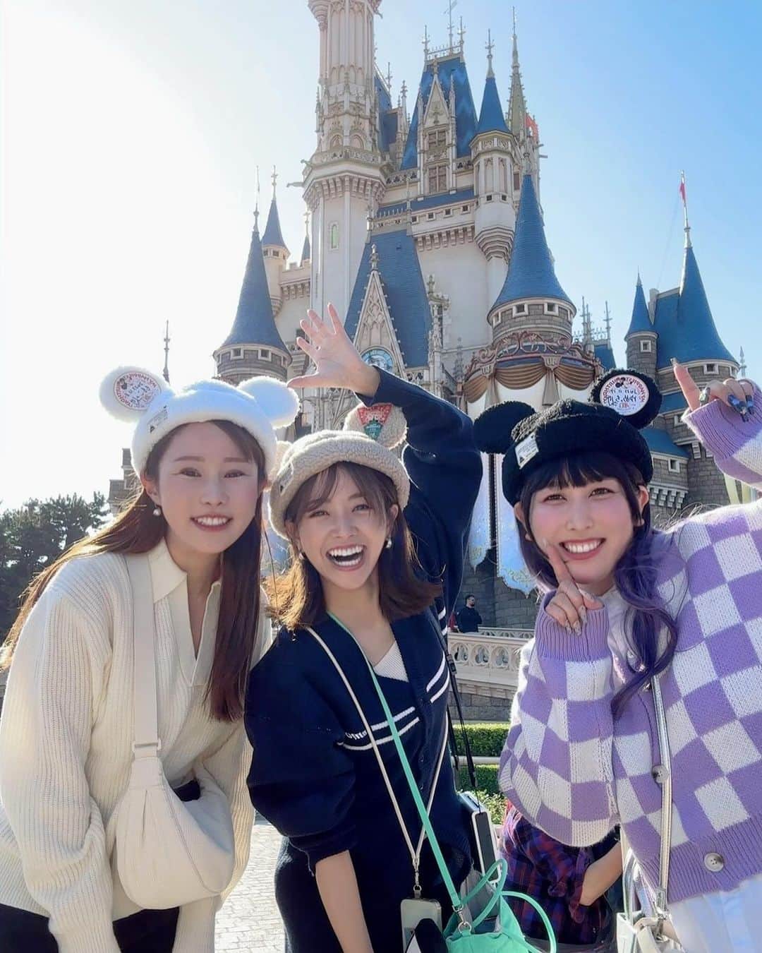 中川絵美里さんのインスタグラム写真 - (中川絵美里Instagram)「🏰 先日のももさん&ゆめっちとのディズニー！！ テーマパークに疎い3人なりの、まったり、常にゲラゲラしながらの１日は最高のご褒美になりました。(ゆめっち初ディズニーにお供できて光栄🫶)  キャストの皆さんのマジカルな振る舞いに感動！！ 突如現れたウィッグの妖精にも驚き！！！🧚🤣  ゆめっち、ももさんお誕生日おめでとうございます🥂(11/17&12/8です) 常に人への気遣いがものすごくて、愛情溢れる2人にいつもいつも支えられてます🤝  #ディズニーランド #クリスマスディズニー」11月30日 17時10分 - emiri_nakagawa