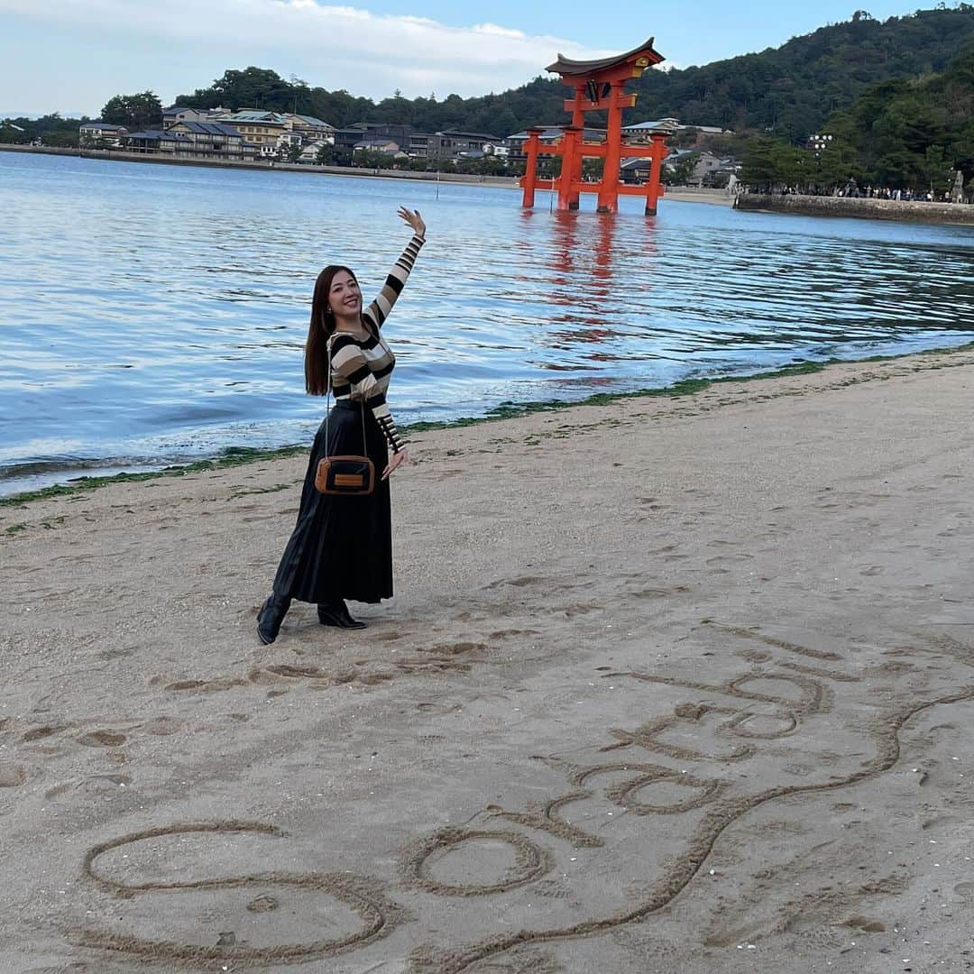 フジテレビ「空旅をあなたへ」さんのインスタグラム写真 - (フジテレビ「空旅をあなたへ」Instagram)「今週木曜日22:54〜の「空旅をあなたへ」は、 アーティスト・平原綾香が巡る、広島県✈️  今回の広島の旅を 平原さんの現地歌唱とともに 振り返ります⛩️🤗🎙️  今回の宮島の旅は、 平原さんにとってどのようなものだったのでしょうか？😌✨  鳥居背景での歌唱は圧巻です！！🎵  是非ご覧ください！  #平原綾香 さん #広島県 #廿日市市 #宮島  #あなごめしうえの #厳島神社 #空旅をあなたへ #soratabi #撮影 #撮影オフショット」11月30日 17時11分 - soratabi_fuji