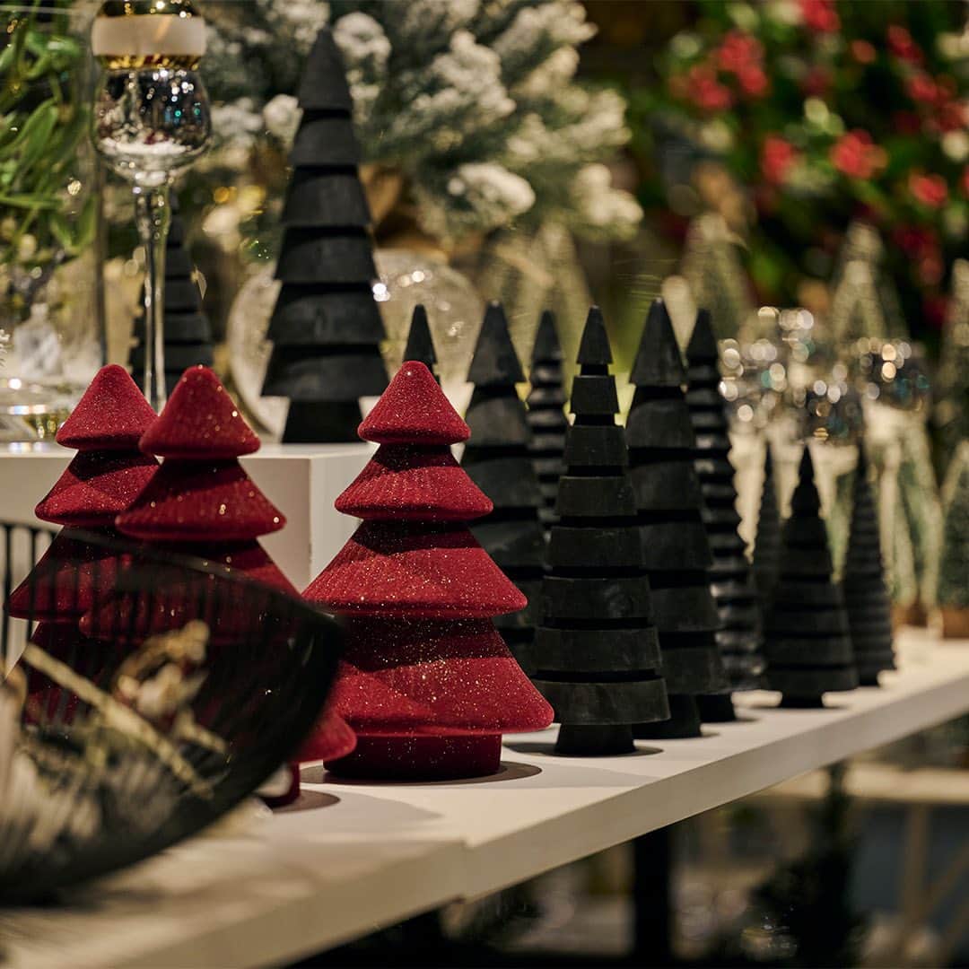 LIVING MOTIFのインスタグラム：「. Season Display 2023 Christmas  サイドボードやベッドサイドテーブルなどに飾れば、一気にクリスマスムードが高まるクリスマスツリー。  ベルベッドのような質感のレッドのツリーやブラックのウッドツリーは、シックな大人のクリスマスの雰囲気に。  大きなツリーを組み立てる時間がないという方は、小物でクリスマス感をプラスしてみてはいかがでしょうか。  www.livingmotif.com #livingmotif #リビングモティーフ #store #roppongi #tokyo #interior #クリスマス #Xmas #christmas #クリスマスデコレーション #ornament #christmastree #オーナメント #クリスマスツリー」