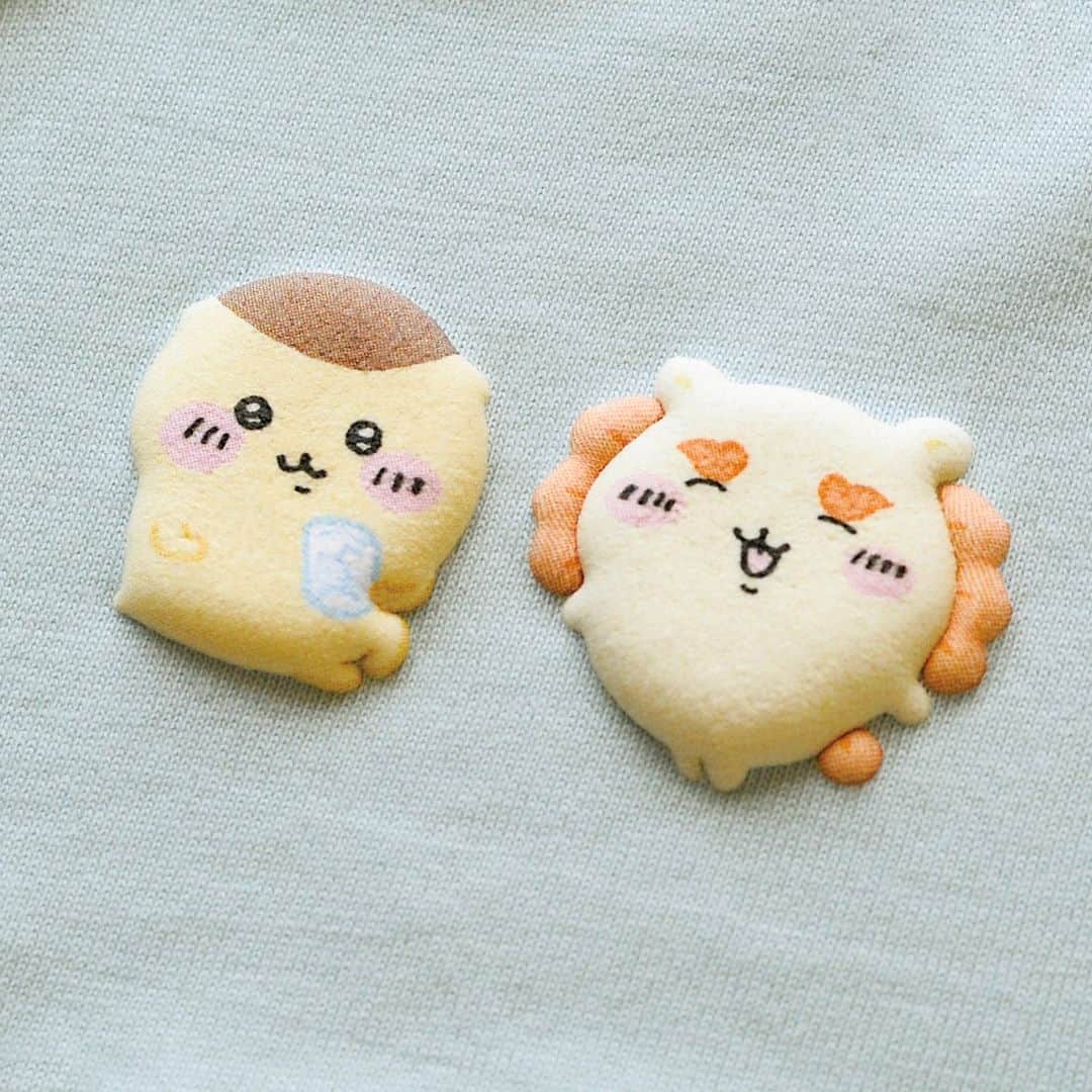 クラフトタウンさんのインスタグラム写真 - (クラフトタウンInstagram)「かわいい！ぷっくりワッペンを貼りたい！と思ったら、コメント欄に「💖」の絵文字で教えてください♪  - -  ＼ ぷっくりかわいい！ ／ 『ちいかわ ふくらむワッペン』  Twitter発「なんか小さくてかわいいやつ（通称ちいかわ）」のキャラクターが ぷっくり膨らむ不思議なワッペンになって登場です。  アイロンを押し当てて15秒待つだけ。 まるでキャラたちが飛びだしてきたように立体感のある仕上がりに。  キッズたちにも大人気なちいかわ。 巾着やシューズケースなどの通園通学グッズのアクセントにぴったりです！  くつ下やハンカチなど、既成品に貼ってアレンジを楽しむのもおすすめ。  １パッケージに２キャラクター入りで、全４種類。 ちいかわたちを身近なものに貼って癒されませんか？  ぷっくりさせるコツは、  ☑ドライでアイロンを当てる ☑全体重をかけてしっかり押さえる ☑アイロンの平べったいところで押さえる（穴の開いているところはさける） ☑動かさない  です！ ちょこっとコツはいりますが、ぷっくりかわく仕上げてみてくださいね♪  - -  ちいかわ ふくらむワッペン 2枚入／全4種類 商用利用不可 税込 各550円  ちいかわ ふくらむワッペンは一部店舗とオンラインショップで販売しています。  * *  #ちいかわ#ふくらむワッペン#ワッペン#ちいかわワッペン #入園入学#入園入学準備 #ハンドメイド好きな人と繋がりたい #ハンドメイド好きさんと繋がりたい #ソーイング#手作り#手芸#ハンドメイド#handmade #クラフトハートトーカイ#トーカイ#crafthearttokai」11月30日 17時13分 - crafthearttokai
