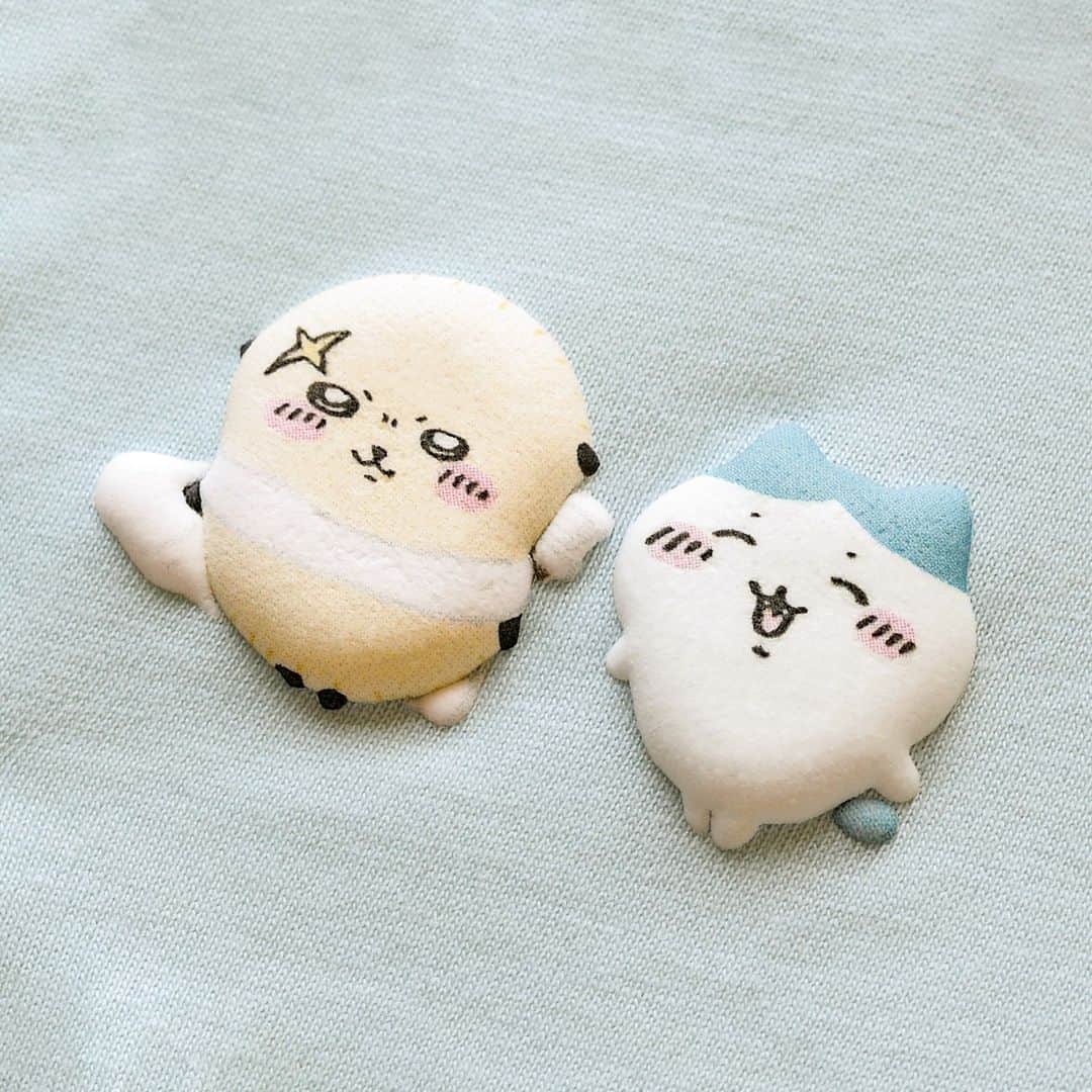 クラフトタウンさんのインスタグラム写真 - (クラフトタウンInstagram)「かわいい！ぷっくりワッペンを貼りたい！と思ったら、コメント欄に「💖」の絵文字で教えてください♪  - -  ＼ ぷっくりかわいい！ ／ 『ちいかわ ふくらむワッペン』  Twitter発「なんか小さくてかわいいやつ（通称ちいかわ）」のキャラクターが ぷっくり膨らむ不思議なワッペンになって登場です。  アイロンを押し当てて15秒待つだけ。 まるでキャラたちが飛びだしてきたように立体感のある仕上がりに。  キッズたちにも大人気なちいかわ。 巾着やシューズケースなどの通園通学グッズのアクセントにぴったりです！  くつ下やハンカチなど、既成品に貼ってアレンジを楽しむのもおすすめ。  １パッケージに２キャラクター入りで、全４種類。 ちいかわたちを身近なものに貼って癒されませんか？  ぷっくりさせるコツは、  ☑ドライでアイロンを当てる ☑全体重をかけてしっかり押さえる ☑アイロンの平べったいところで押さえる（穴の開いているところはさける） ☑動かさない  です！ ちょこっとコツはいりますが、ぷっくりかわく仕上げてみてくださいね♪  - -  ちいかわ ふくらむワッペン 2枚入／全4種類 商用利用不可 税込 各550円  ちいかわ ふくらむワッペンは一部店舗とオンラインショップで販売しています。  * *  #ちいかわ#ふくらむワッペン#ワッペン#ちいかわワッペン #入園入学#入園入学準備 #ハンドメイド好きな人と繋がりたい #ハンドメイド好きさんと繋がりたい #ソーイング#手作り#手芸#ハンドメイド#handmade #クラフトハートトーカイ#トーカイ#crafthearttokai」11月30日 17時13分 - crafthearttokai