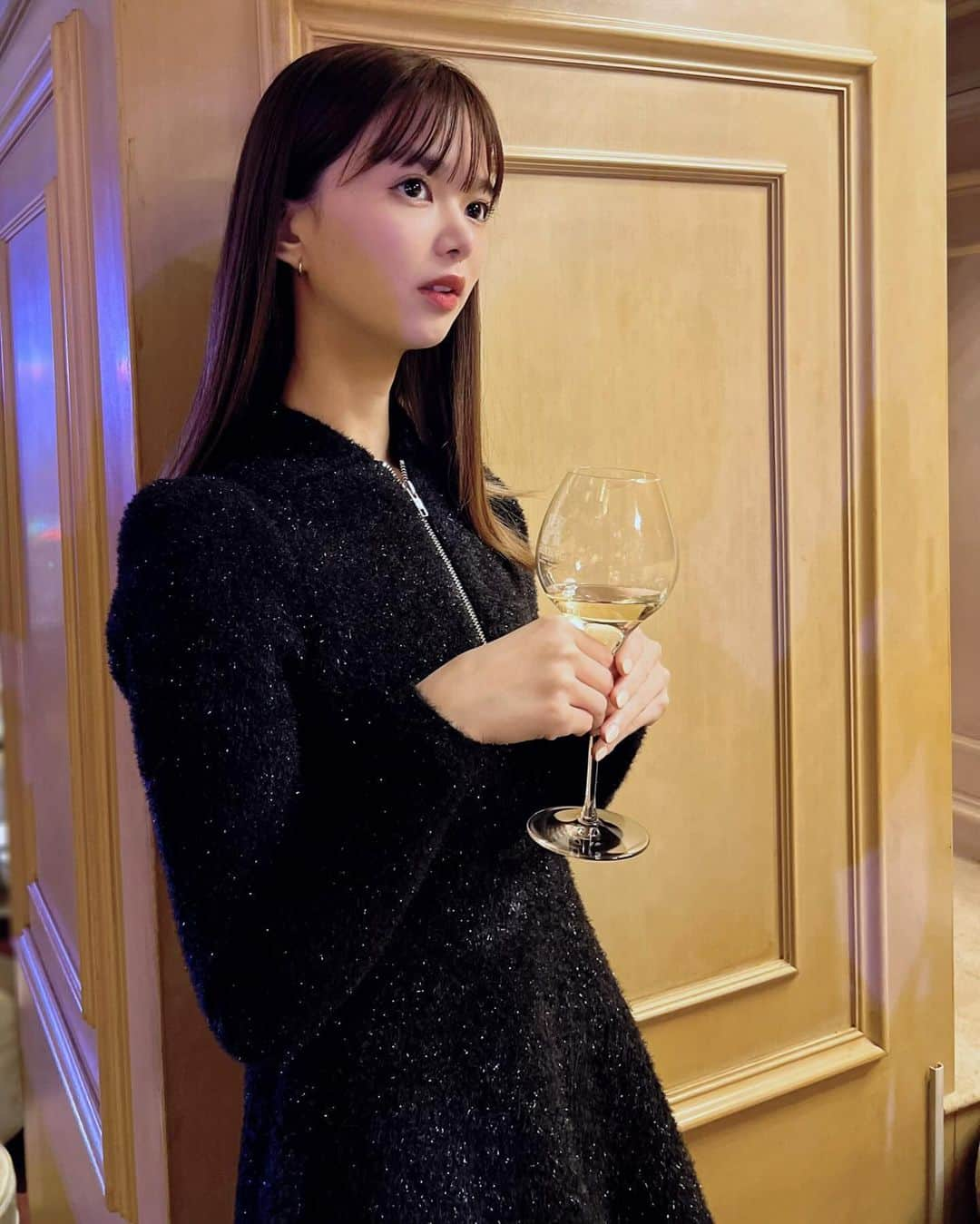 松平璃子のインスタグラム：「reception party 🍸🖤  可愛いから人生超楽しそう、分かる。 激痩せしたら顔の肉無くなったからまた可愛くなった。  @hoxxoh_japan  #オックス  #pr  #hoxxoh  #agehaxxoh」