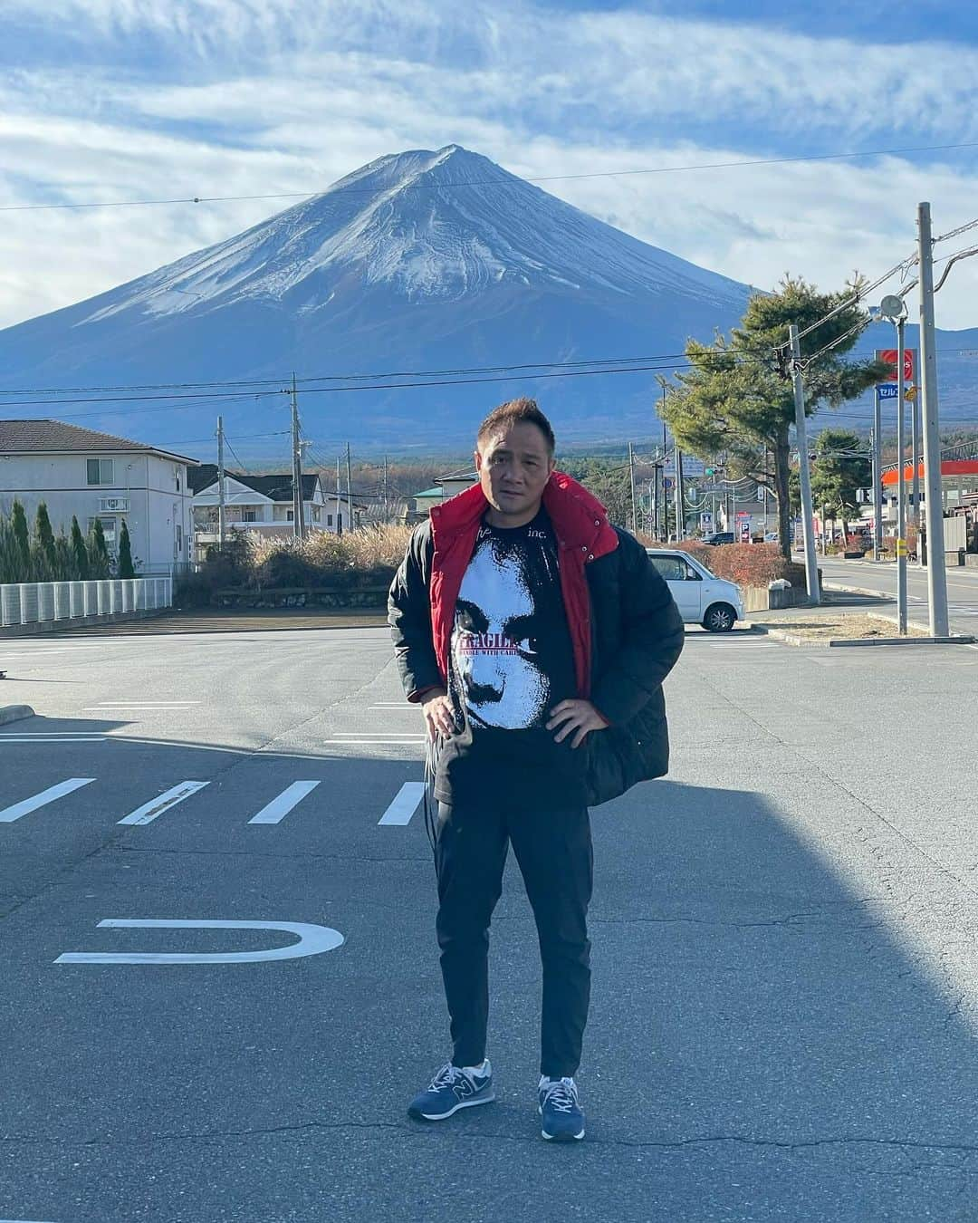 竹原慎二のインスタグラム：「富士山🗻 ちょい電線が邪魔だけど ここからの眺めがキレイなんじゃ #富士山 #河口湖」