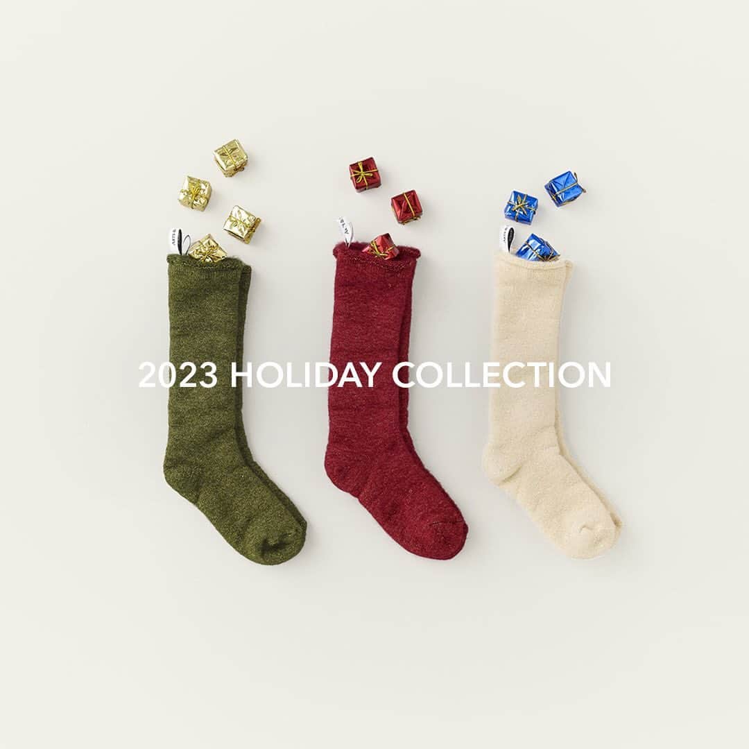 ARTS&SCIENCE official accountのインスタグラム：「・ 2023 Holiday Collection  A&S各店に、2023 ホリデーコレクションのアイテムが順次入荷しています。  WEBサイトでは「2023 Holiday Collection」を公開中。どうぞご覧ください。  @arts_and_science  価格やアイテムの詳細は、WEBサイトのメニュー [ Collection ] にてご覧いただけます。プロフィールのURLからご覧ください。 For more details, tap the link in our bio.  入荷日はアイテムにより異なります。商品についてのお問い合わせは店舗、またはWEBサイトのコンタクトフォームよりご連絡ください。 Launch dates will vary per item. For item requests and direct mail orders, please contact our shops directly or use our contact form from our official web page.  #artsandscience #Perfumerh #nikolleradi #kenichiseki #関健一」