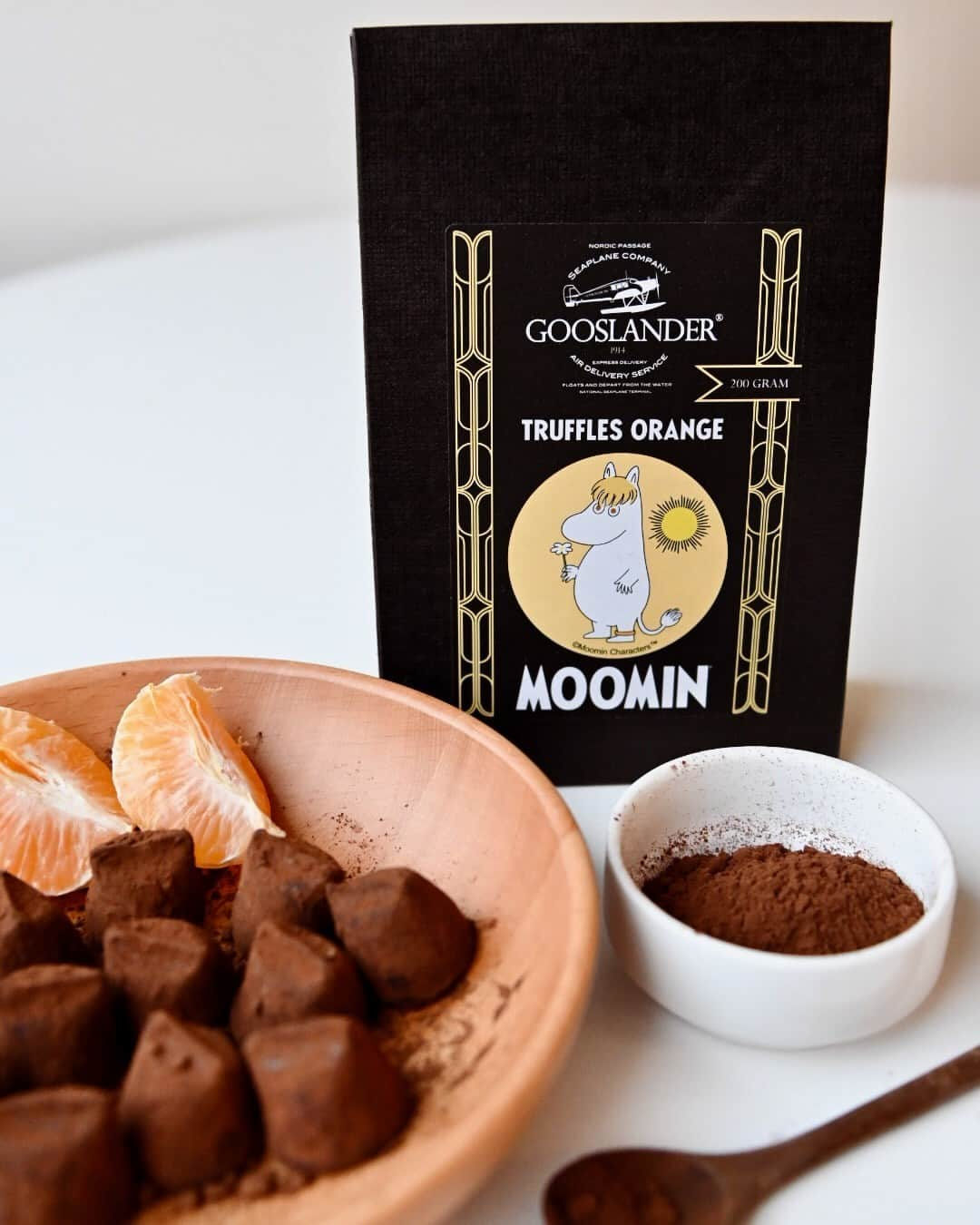 ムーミンさんのインスタグラム写真 - (ムーミンInstagram)「Mmmm, truffles 🤤  You cannot go wrong with a box or two of Moomin truffles from @gooslander_se this holiday season. Elevate your culinary journey with these exquisite delicacies, featuring an array of alluring flavours.  👉 Mocca and Coffee Bean 👉 Orange 👉 Sea Salt 👉 Natural 👉 Raspberry  Order your boxes through the 🔗 in bio.  #moomin #moominofficial」11月30日 17時25分 - moominofficial