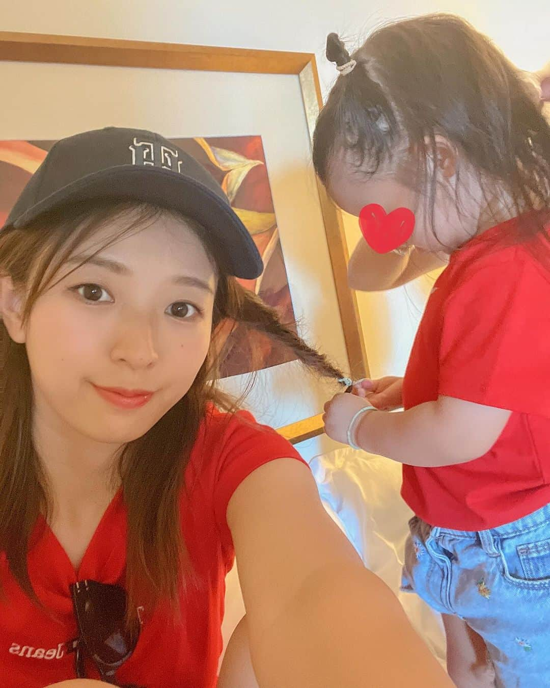 林弓束さんのインスタグラム写真 - (林弓束Instagram)「. おそろいの @tommyhilfiger Tシャツは ワイケレアウトレットで買いました✨ . この日は 母 @rinkonomi が娘の髪を、 娘が私の髪を結ってくれて。笑 . さすがに三つ編みはできないけど どうしてもやりたいようで 母にレクチャー受けてました。 . でもねじねじは上手だし 髪の毛ゴムで結ぶのだって 教えてないのに出来てて 完全に私より器用👏笑 . . . . #女の子ママ  #2020年5月生まれ　#3歳女の子 #子連れ旅行#ママと娘 #母娘 #親子 #まはりふく #ゆづしふく #東京ママ  #yzktrip #子連れハワイ #ハワイ旅行 #子連れハワイレポ #子連れハワイ旅行 #hawaii #hawaiitrip」11月30日 17時20分 - hayashiyuzuka