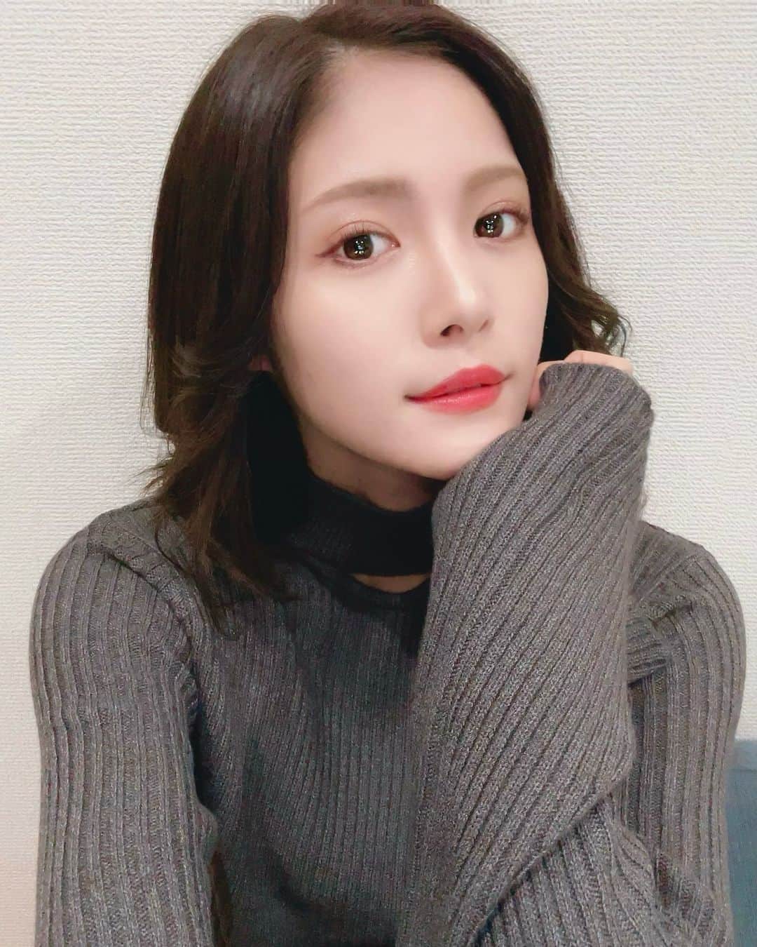 美沙玲奈のインスタグラム：「☺︎ 傷んでた髪を整えてもらいました✄ 美容室のヘアオイルで乾燥から守る🦸‍♀✨ あと最近マスカラをワインレッドに変えました！」