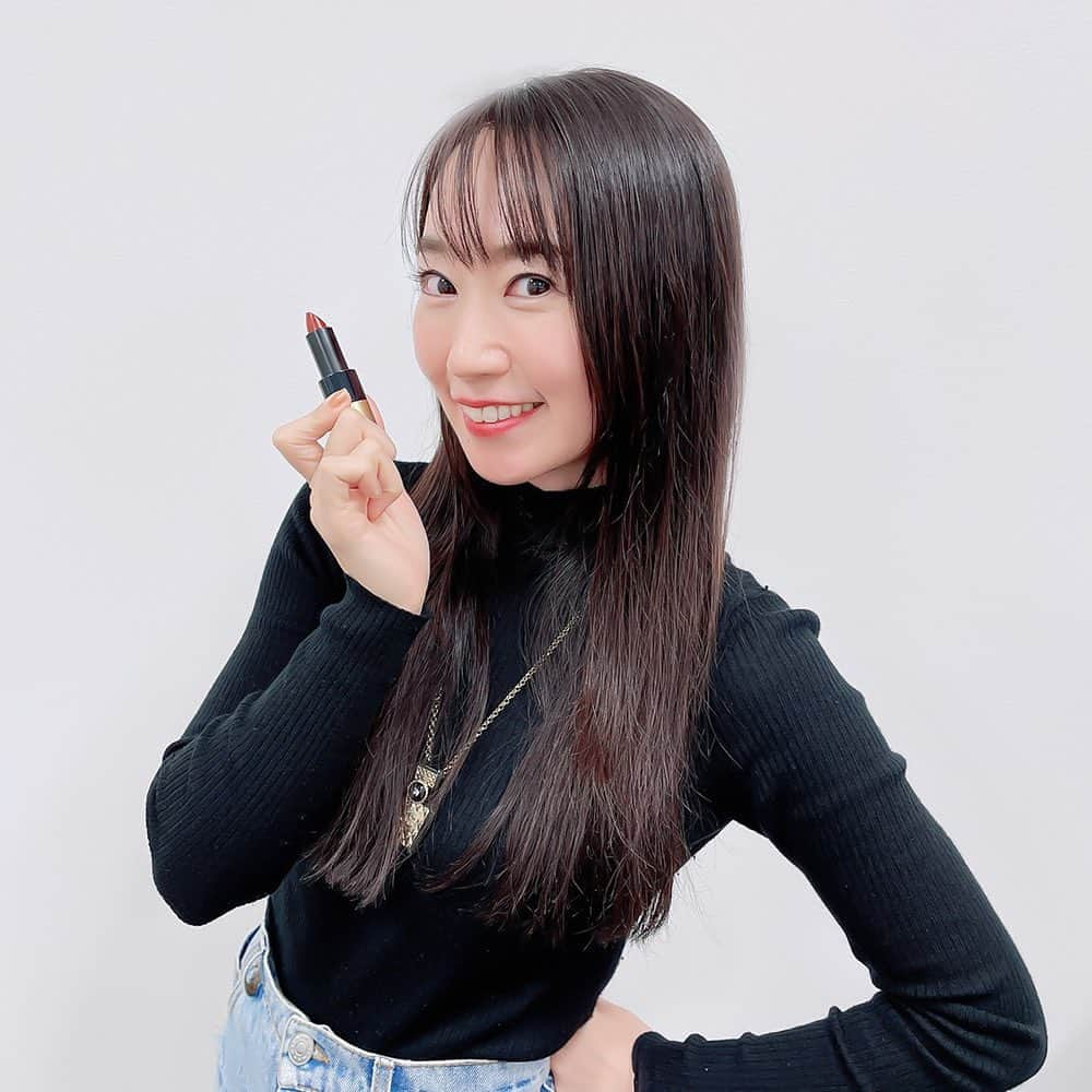 水樹奈々のインスタグラム：「大人なボルドー💄✨  先日仕事の合間に、久しぶりに田野アサミちゃんとお茶してきました😊💓 1時間半しか時間が無かった為、お互いの近況報告を超絶早口でしあい、お茶とスイーツを高速で流し込むという慌ただしいお茶会でしたが（笑）、濃厚でめちゃくちゃ楽しい時間でした😆👍✨ こちら、アサミちゃんから貰った限定リップ💄 お揃いだということで嬉しい❣️ ずっとマスク生活で、リップを買うことが無くなっていたので、久しぶりのニューリップにテンションが上がりました💖  #水樹奈々」