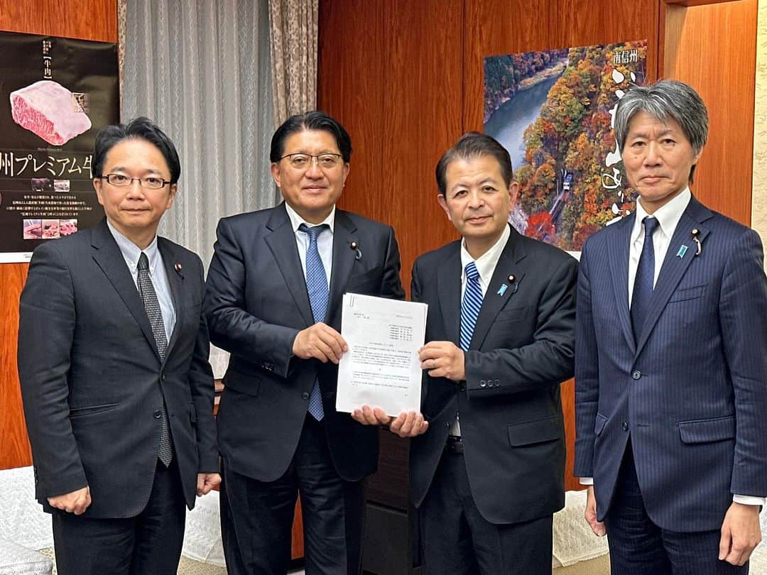 平井卓也のインスタグラム：「県選出国会議員で宮下農水大臣に申し入れ。黒毛和種の子牛価格が大幅に下落し、生産者の経営が厳しくなっています。その対策として和子牛生産者臨時経営支援事業を実施しているのですが、現在、北海道、東北、本州関東以西・四国、九州・沖縄の4ブロックに分けられており、ブロック内の価格格差に対する配慮が不足しているのが実情です。それを全国10ブロック（肉用牛肥育経営安定交付金制度と同様）に分けるよう対応をお願いしました。 #平井卓也」
