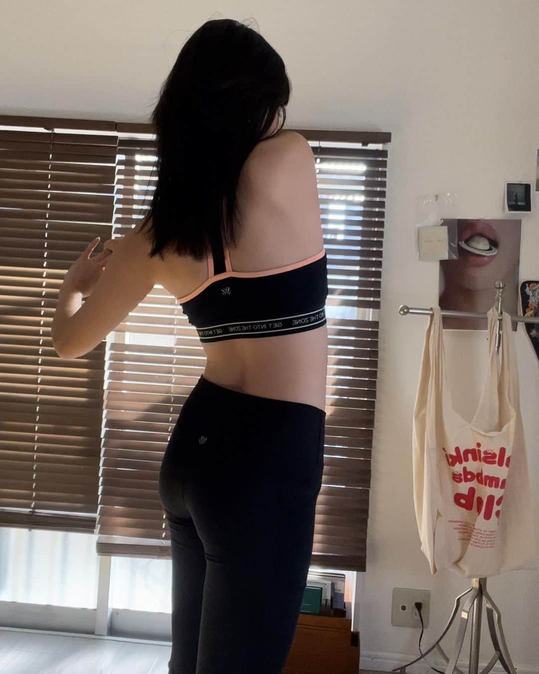 朱里のインスタグラム：「備忘録📝 この一年はすごく自分の身体と向き合えた気がする。 体型と顔と表現力で合否が決まる仕事でやっていく中で、自分の足りない部分に気づけた気がした⚪︎  今まで身体を動かすことと無縁だったからやっぱり直ぐに結果には出ないけれど、ストレスフリーの状態で少しずつ理想に近づけていけるのは嬉しいし楽しいし幸せだ〜 まだ100%自分の身体を好きとは胸を張って言えないし、数字を見たらまだまだだって思うけれど、他人と比べて落ち込むことがなくなったのが何よりもの成長だと感じたよ、おしまい⭐️」