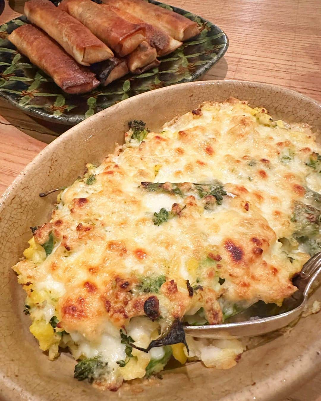 黄川田としえのインスタグラム：「晩ごはん〜 🌝鱈とブロッコリーのポテトグラタン 🌝肉味噌と人参の春巻き  生たらが美味しい季節！高タンパク低脂質でアスリートに最適なため良く買います。柔らかく崩れやすいのを利用して、ブロッコリーと一緒にさっとオリーブオイルで焼いてから（骨取ってね）、 茹でたじゃがいもと豆乳で混ぜ合わせ（好みの柔らかさに調整）、 チーズ乗せて焼くだけ。味付けは塩と黒胡椒で。  沢山作った豚肉味噌と、スライサーで千切りにした人参（生）を巻いた春巻き。簡単春巻きだけど、パリパリしちゃって、やっぱり春巻きって一番好き〜！  💫💫💫 マツコの知らない世界、ご覧いただいた皆様ありがとうございました🙌 恥ずかしさの極みで雲隠れしたかったのですが、たくさんの方から温かいメッセージ（ほぼ、面白かったよという内容ですが、面白くしたつもりはありません😂）をいただき、楽しんでいただけたのなら良かったと元気をいただきました。ありがとうございました🥰 マツコさんとのツーショット写真は公開できないのですが、私の待ち受け画面になってます🥰またお会いしたいな。 お世話になった皆様に感謝いたします！  #tottogohan  #黄川田としえ #晩ごはん #簡単グラタン#簡単春巻き #山田洋次さんの器 #岡本芳久　#器」