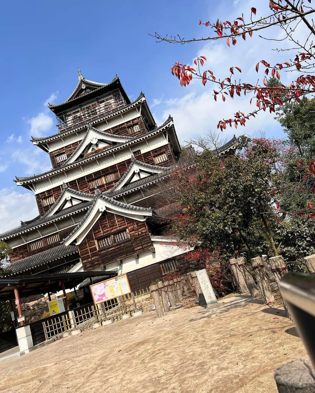 yumiさんのインスタグラム写真 - (yumiInstagram)「. やっほゆみだよ🏯 広島楽しかったな〜🙂🧡 時間があればもっといろんなところ行きたいなぁ😌💭 もう12月😮‍💨 今年もあと少しだね🗓️ . #広島 #宮島」11月30日 17時27分 - yumiiiiiiiii_