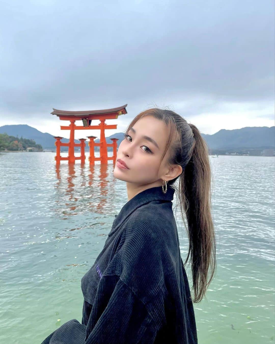 yumiのインスタグラム：「. やっほゆみだよ🏯 広島楽しかったな〜🙂🧡 時間があればもっといろんなところ行きたいなぁ😌💭 もう12月😮‍💨 今年もあと少しだね🗓️ . #広島 #宮島」