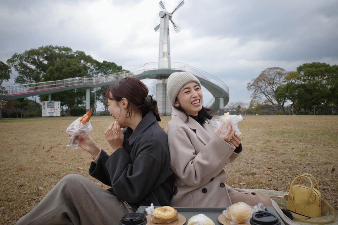 新郷桃子さんのインスタグラム写真 - (新郷桃子Instagram)「××× . @chihiro_marubayashi と粕屋町にある 駕与丁公園でピクニック🧺したよ🍞 外で食べる朝ごはんはさいっこう！ おしくらまんじゅうしながら頬張った🫶 バラ園、遊具も沢山あってなんといっても広々とした公園だった🛝  #二重顎になるくらい笑った🤭 #粕屋町 #粕屋町グルメ#福岡県粕屋町#朝活#ピクニック #pr#観光スポット #観光」11月30日 17時28分 - rinnnnn01